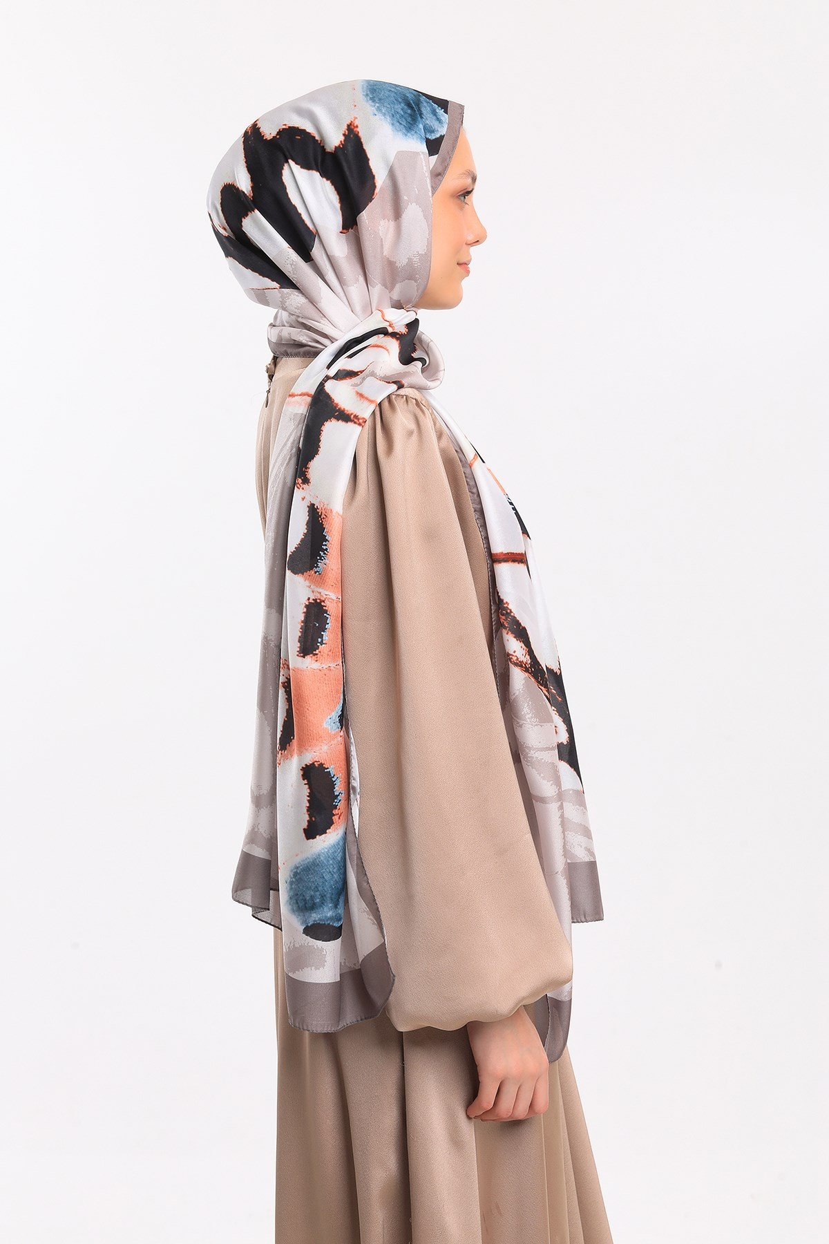 DORA SATEN SERİ ŞALKelebek Desen Dora Saten Seri Şal Askısı İle Birlikte 75x200 cm