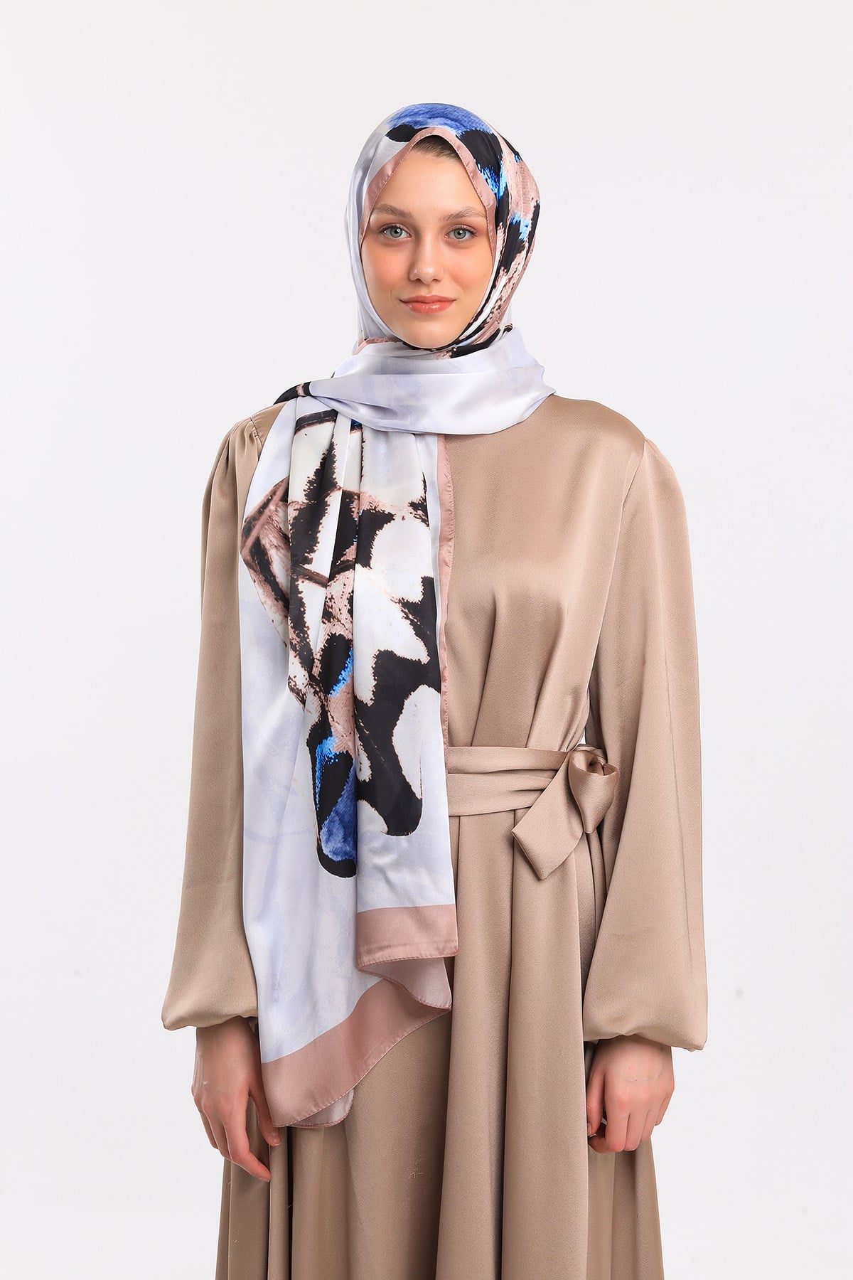 DORA SATEN SERİ ŞALKelebek Desen Dora Saten Seri Şal Askısı İle Birlikte 75x200 cm