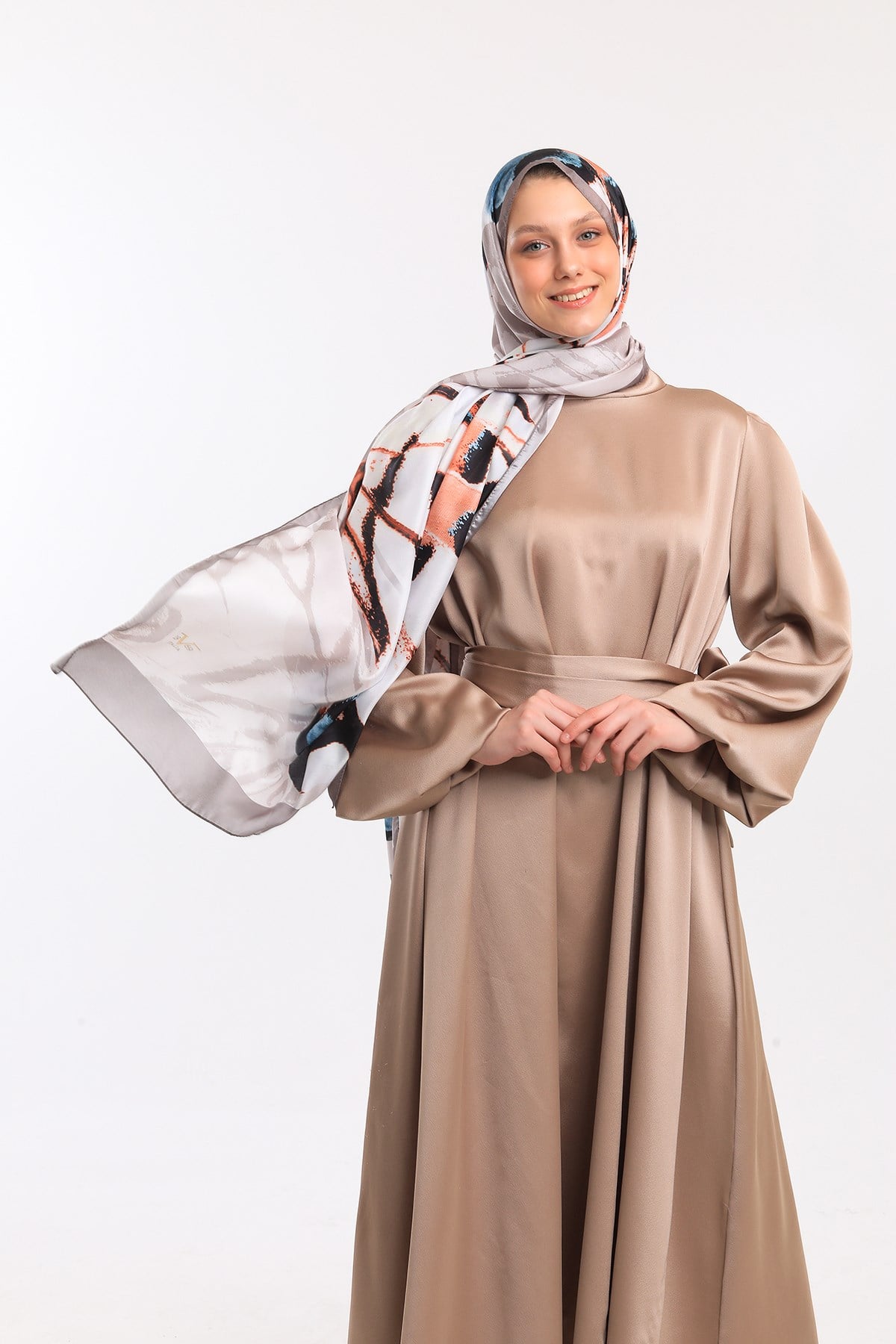 DORA SATEN SERİ ŞALKelebek Desen Dora Saten Seri Şal Askısı İle Birlikte 75x200 cm
