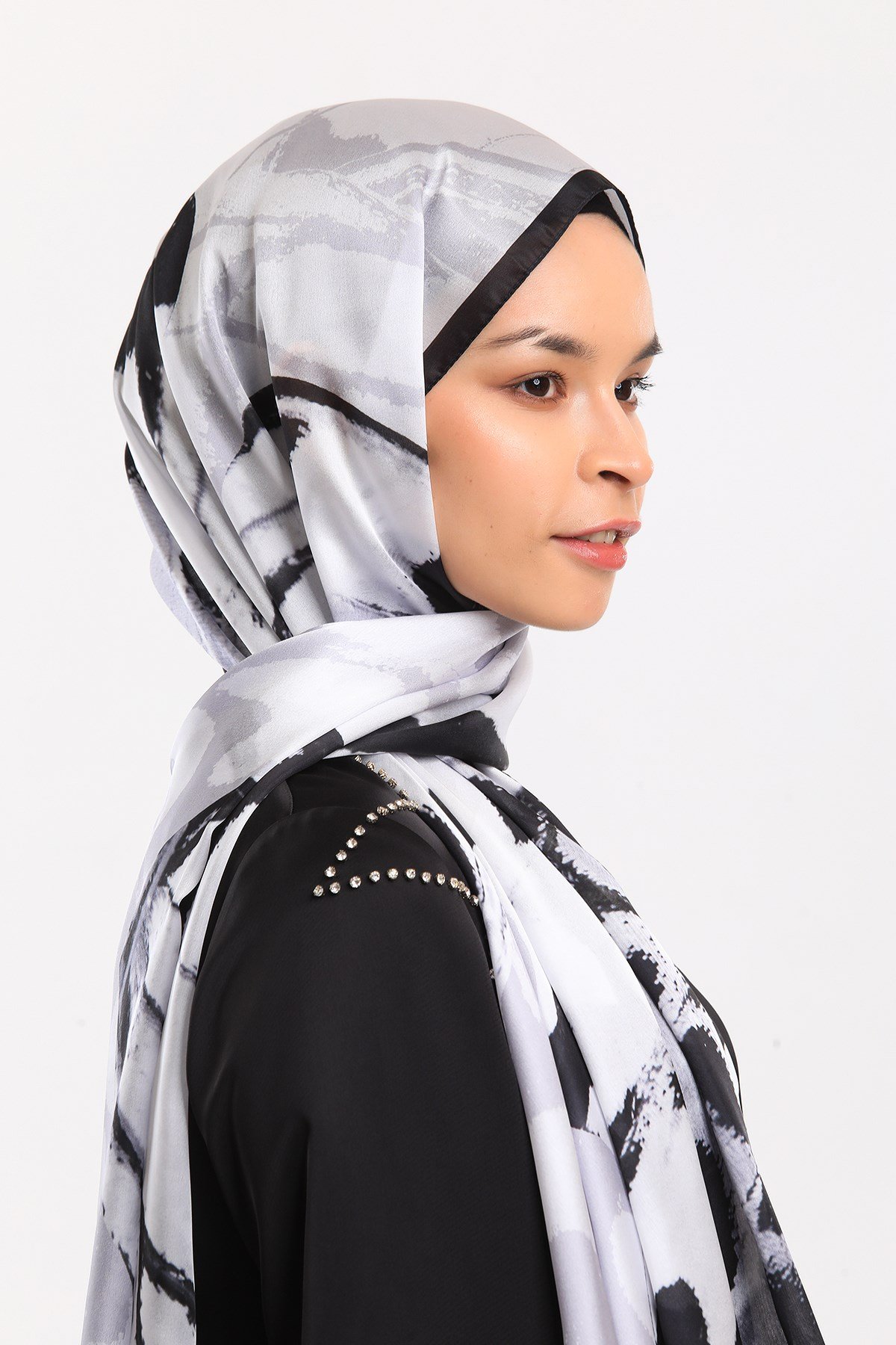 DORA SATEN SERİ ŞALKelebek Desen Dora Saten Seri Şal Askısı İle Birlikte 75x200 cm