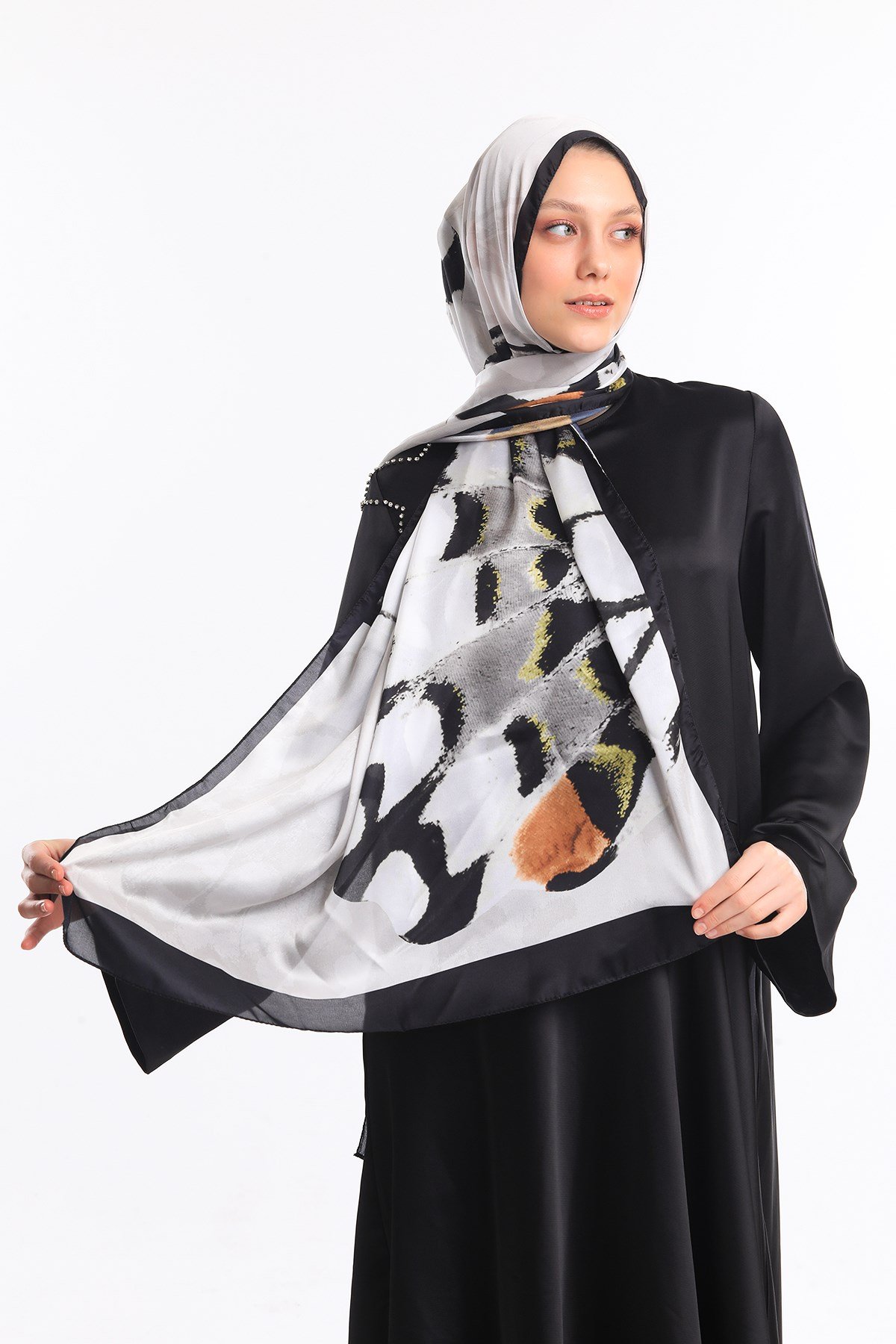DORA SATEN SERİ ŞALKelebek Desen Dora Saten Seri Şal Askısı İle Birlikte 75x200 cm