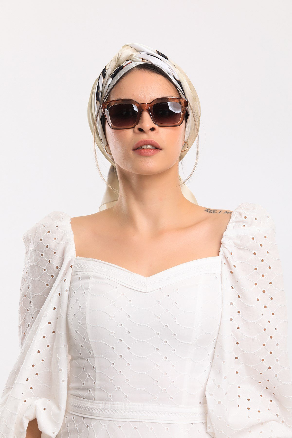 DORA SATEN SERİ ŞALKelebek Desen Dora Saten Seri Şal Askısı İle Birlikte 75x200 cm