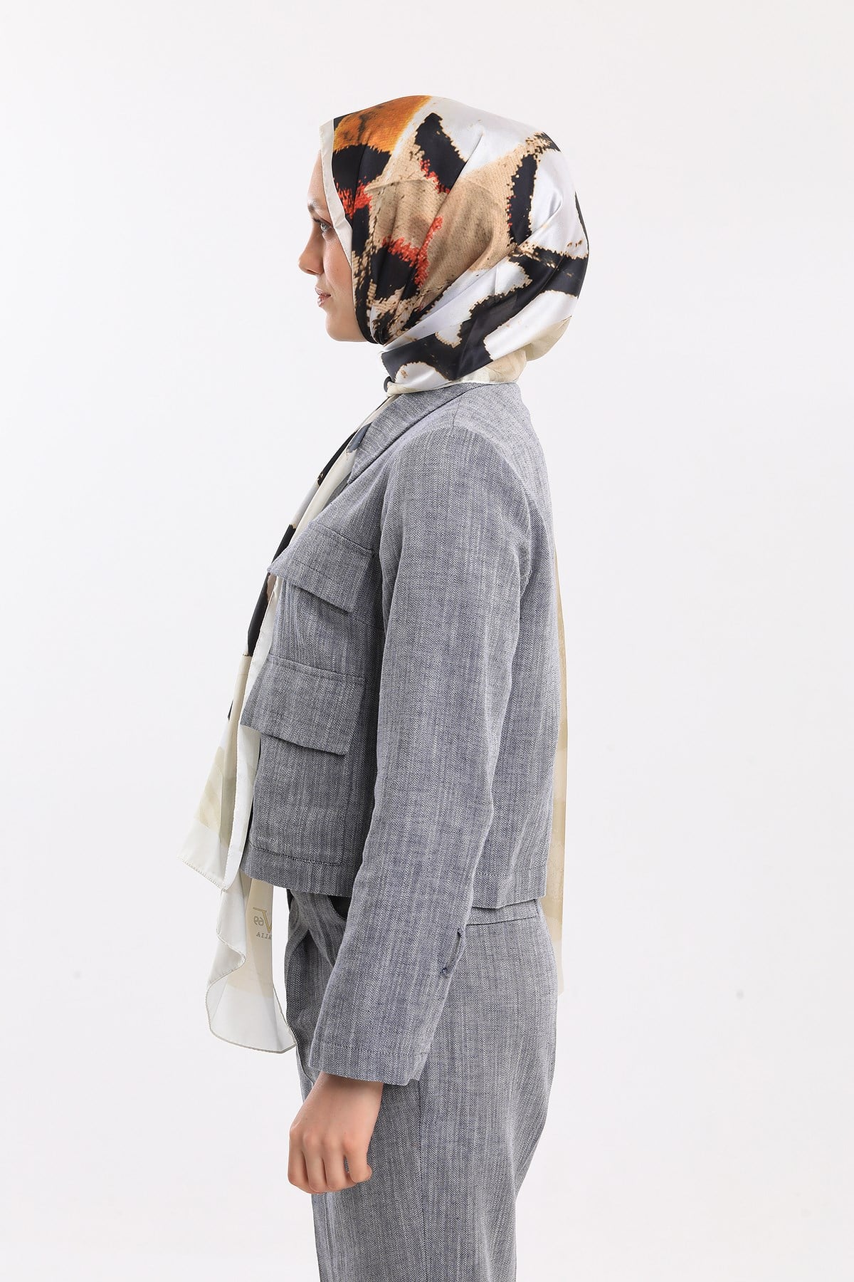 DORA SATEN SERİ ŞALKelebek Desen Dora Saten Seri Şal Askısı İle Birlikte 75x200 cm