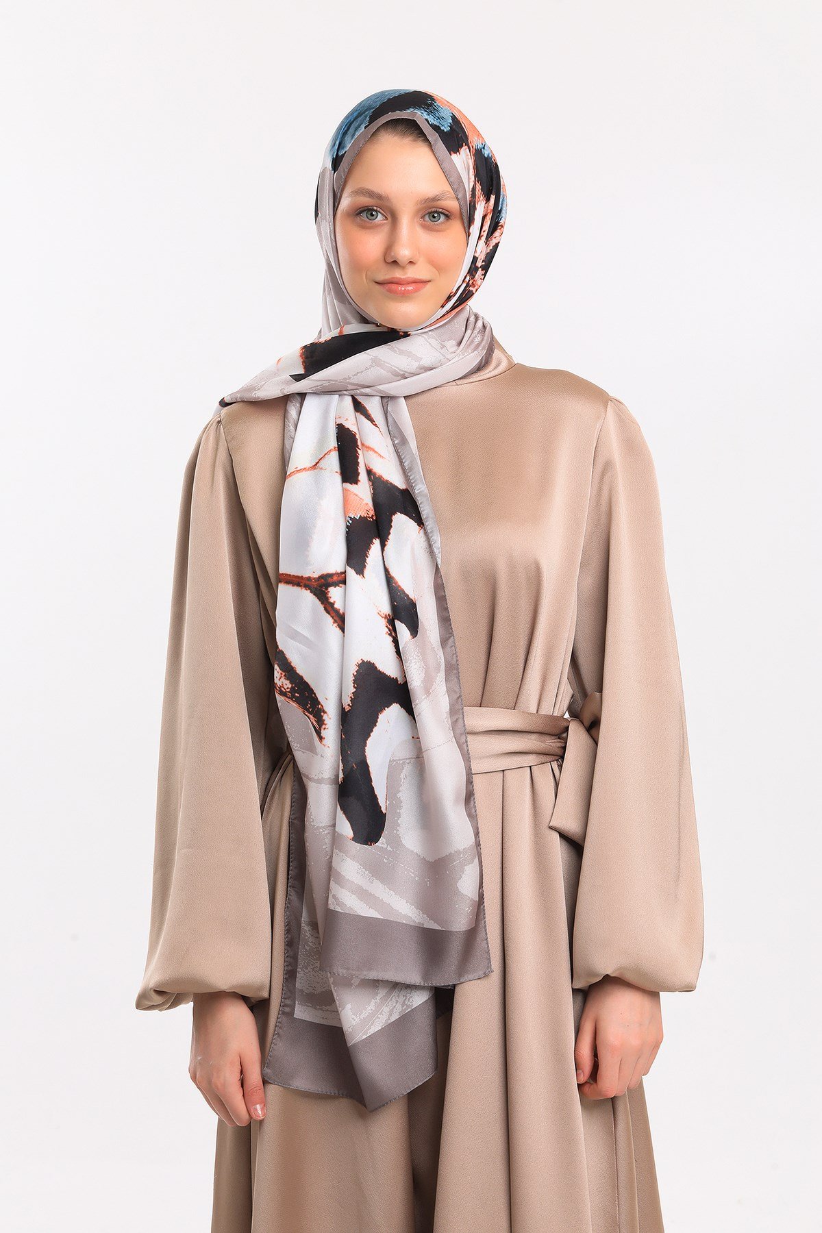 DORA SATEN SERİ ŞALKelebek Desen Dora Saten Seri Şal Askısı İle Birlikte 75x200 cm