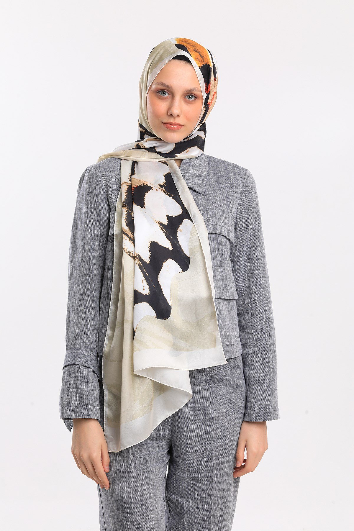 DORA SATEN SERİ ŞALKelebek Desen Dora Saten Seri Şal Askısı İle Birlikte 75x200 cm