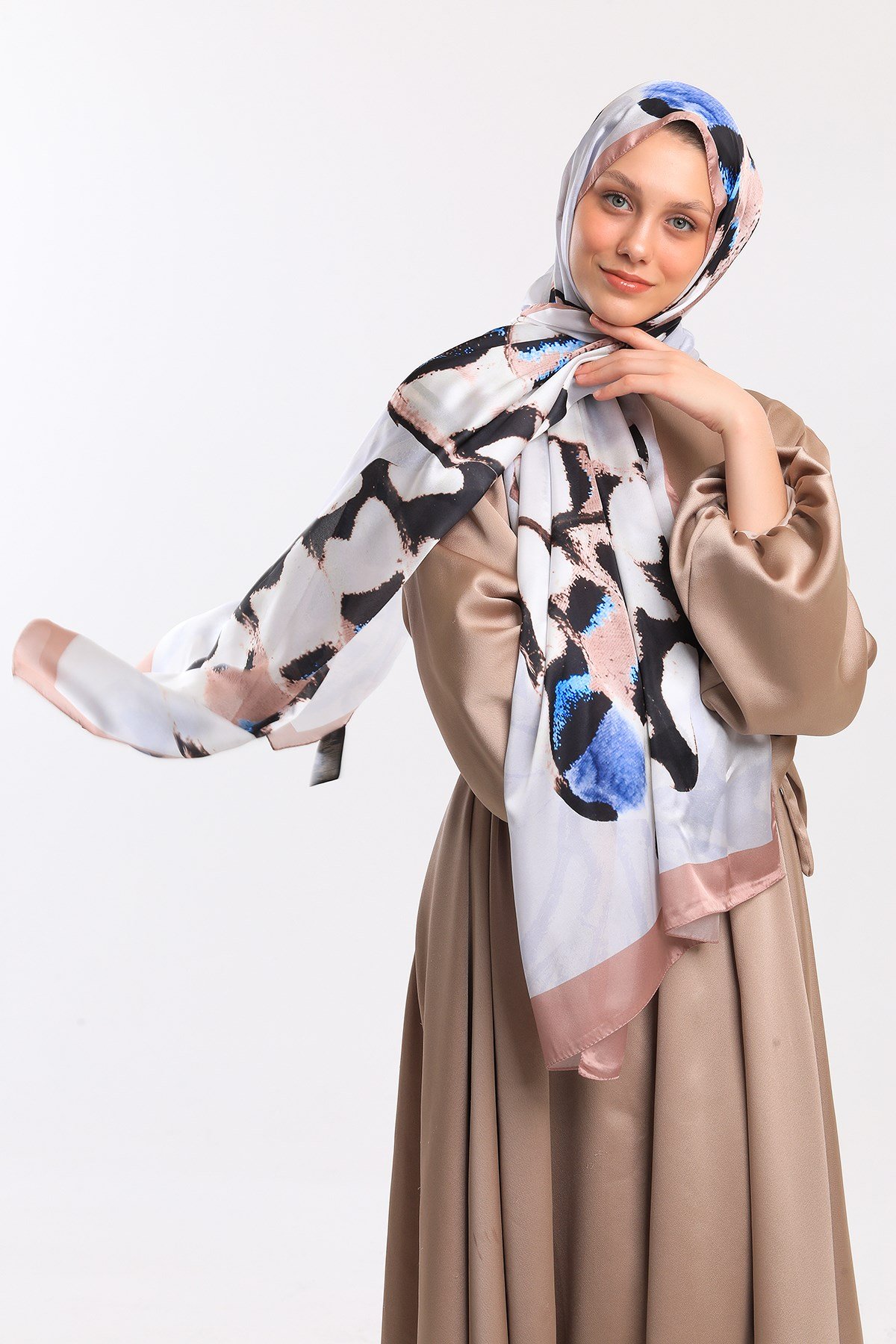 DORA SATEN SERİ ŞALKelebek Desen Dora Saten Seri Şal Askısı İle Birlikte 75x200 cm