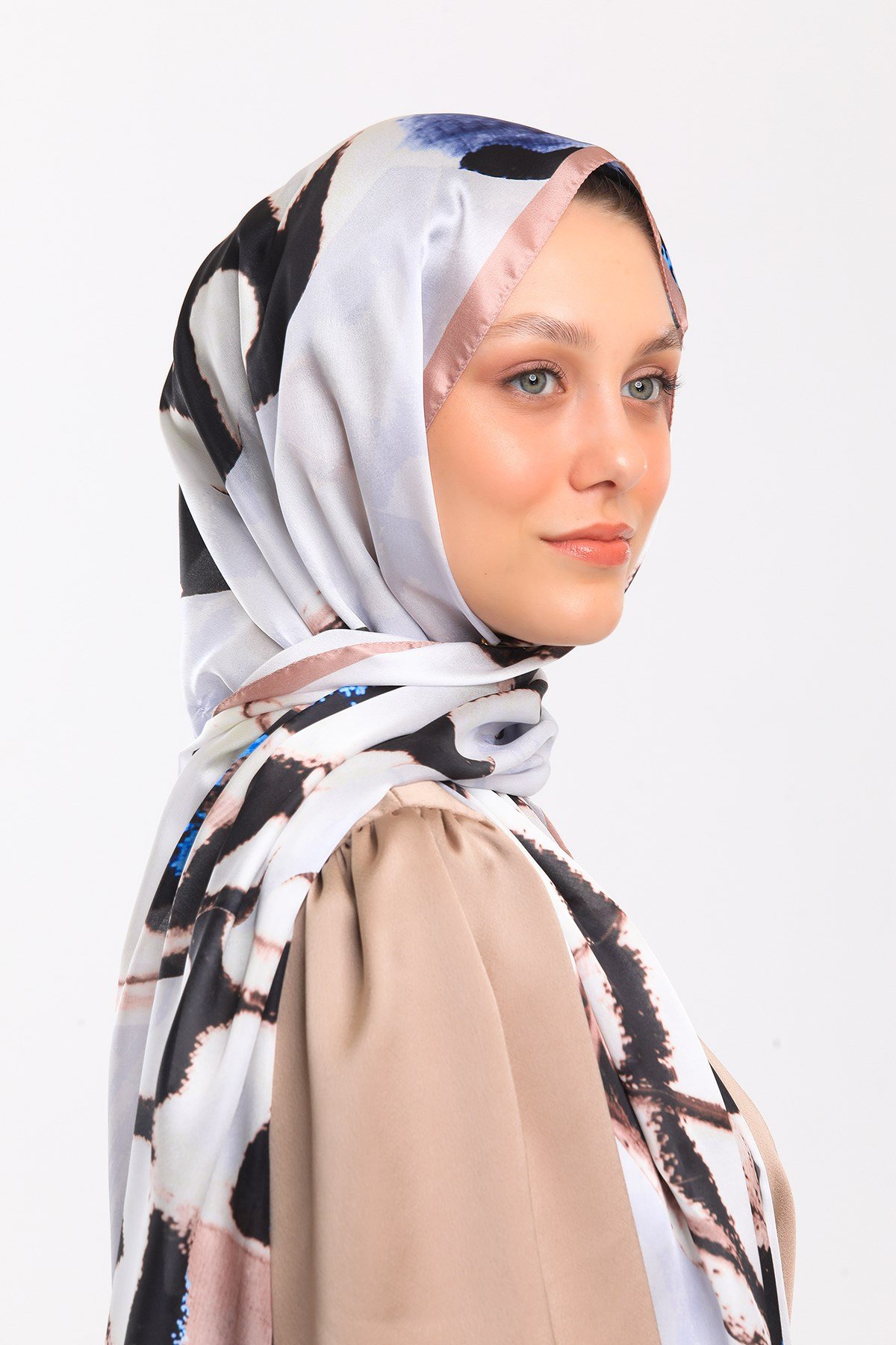 DORA SATEN SERİ ŞALKelebek Desen Dora Saten Seri Şal Askısı İle Birlikte 75x200 cm