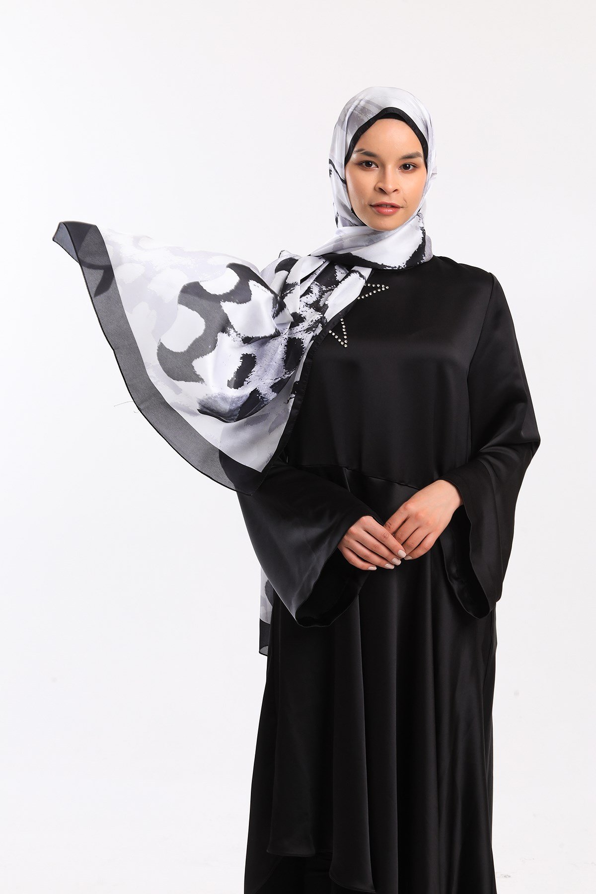 DORA SATEN SERİ ŞALKelebek Desen Dora Saten Seri Şal Askısı İle Birlikte 75x200 cm