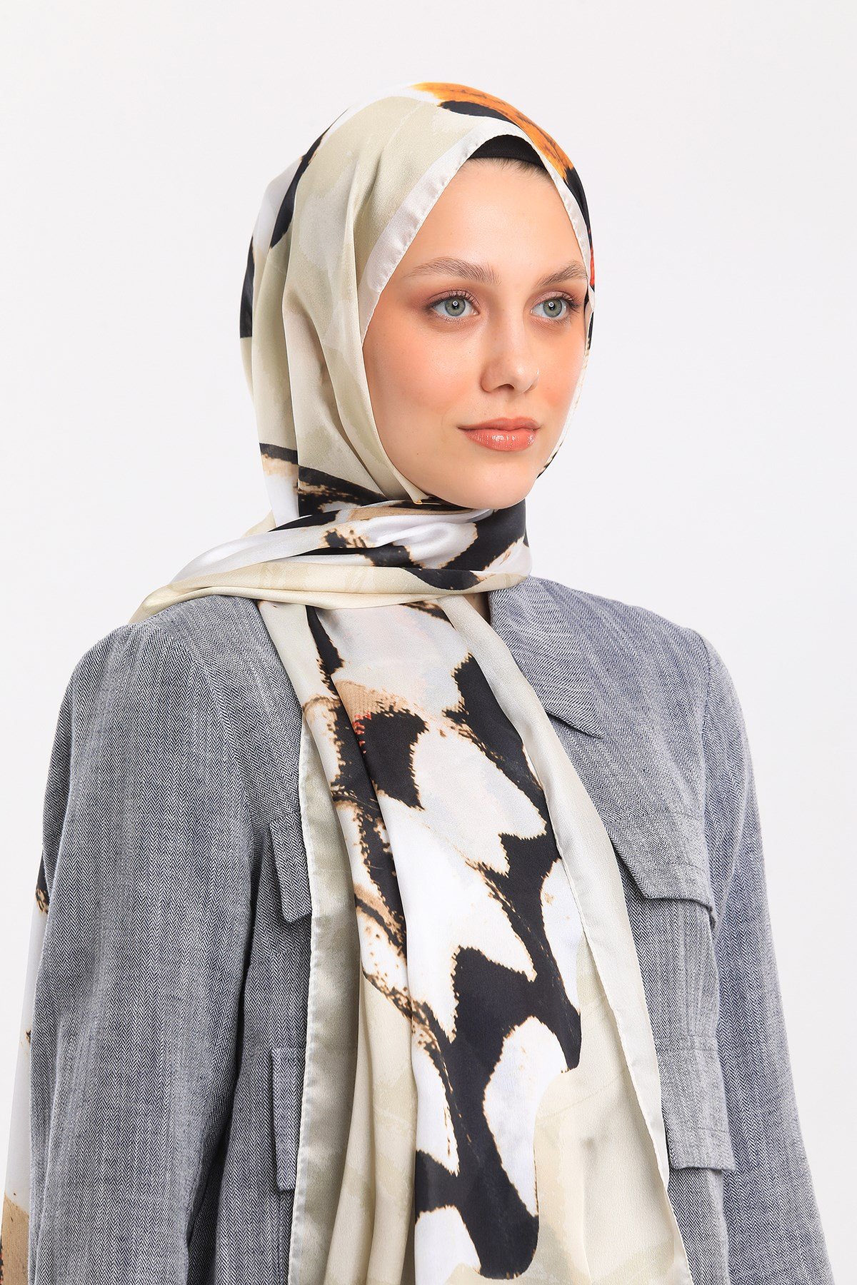 DORA SATEN SERİ ŞALKelebek Desen Dora Saten Seri Şal Askısı İle Birlikte 75x200 cm
