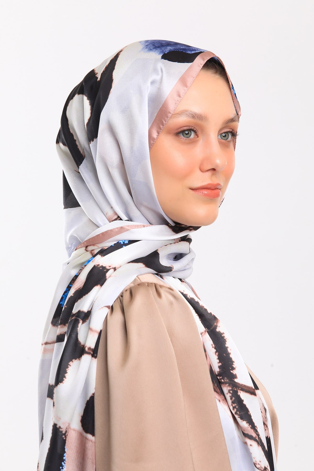 DORA SATEN SERİ ŞALKelebek Desen Dora Saten Seri Şal Askısı İle Birlikte 75x200 cm