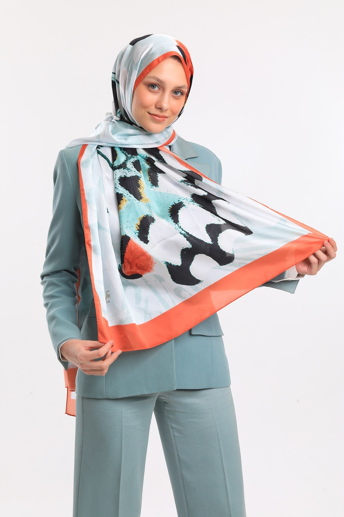DORA SATEN SERİ ŞALKelebek Desen Dora Saten Seri Şal Askısı İle Birlikte 75x200 cm