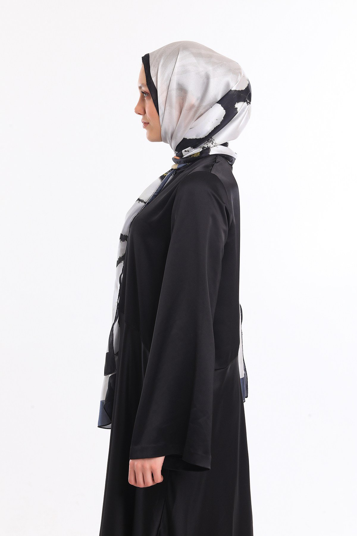 DORA SATEN SERİ ŞALKelebek Desen Dora Saten Seri Şal Askısı İle Birlikte 75x200 cm