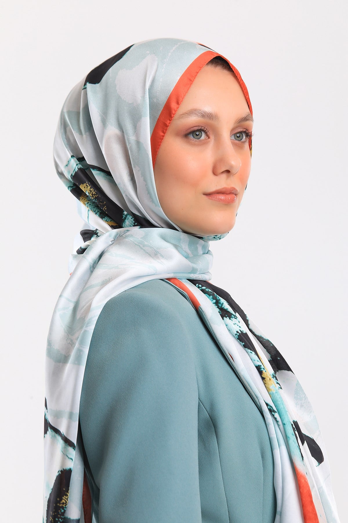DORA SATEN SERİ ŞALKelebek Desen Dora Saten Seri Şal Askısı İle Birlikte 75x200 cm