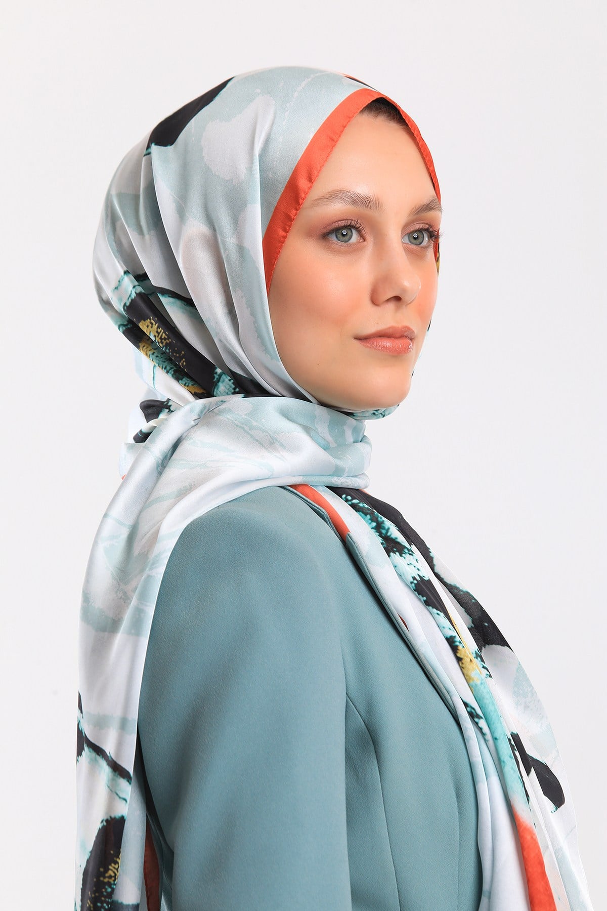 DORA SATEN SERİ ŞALKelebek Desen Dora Saten Seri Şal Askısı İle Birlikte 75x200 cm