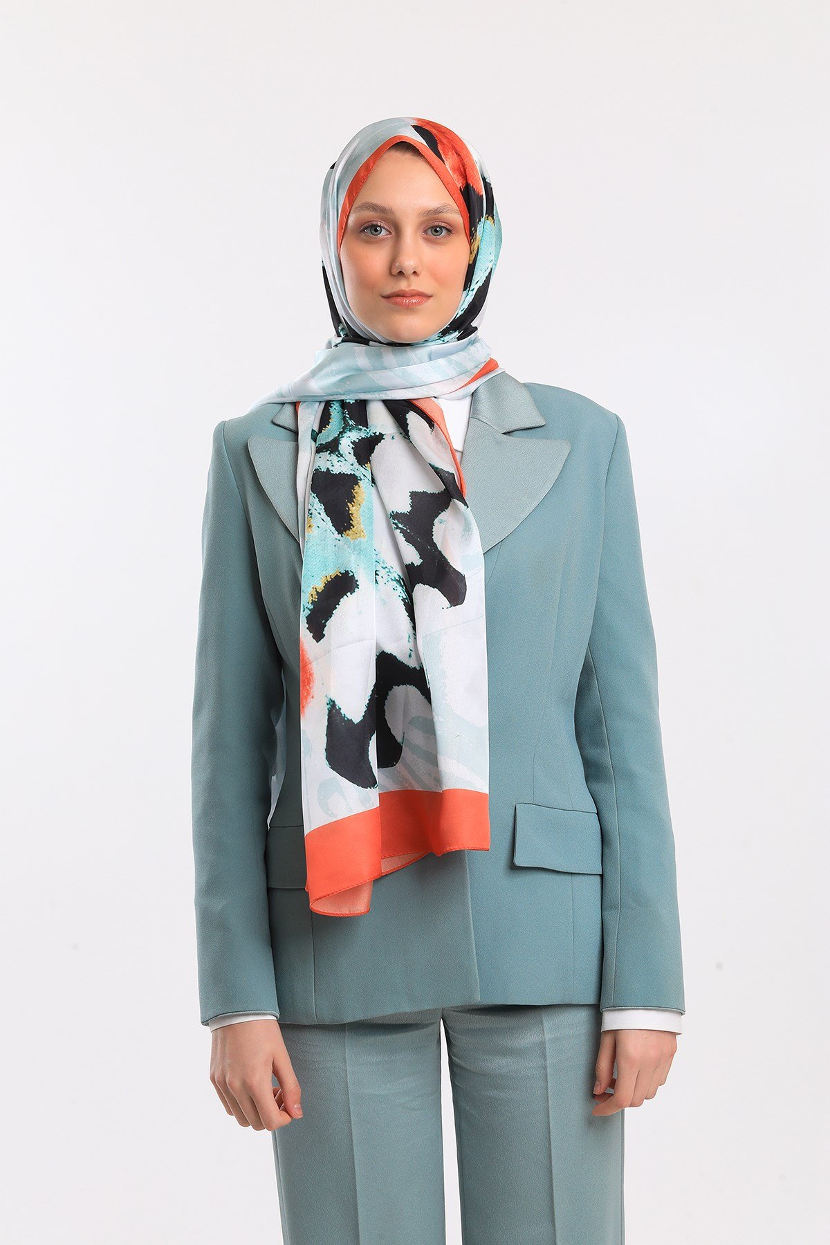 DORA SATEN SERİ ŞALKelebek Desen Dora Saten Seri Şal Askısı İle Birlikte 75x200 cm