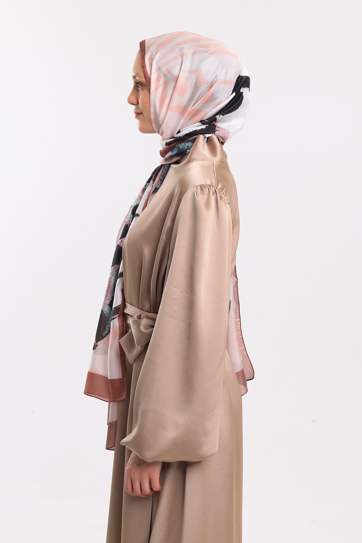 DORA SATEN SERİ ŞALKelebek Desen Dora Saten Seri Şal Askısı İle Birlikte 75x200 cm