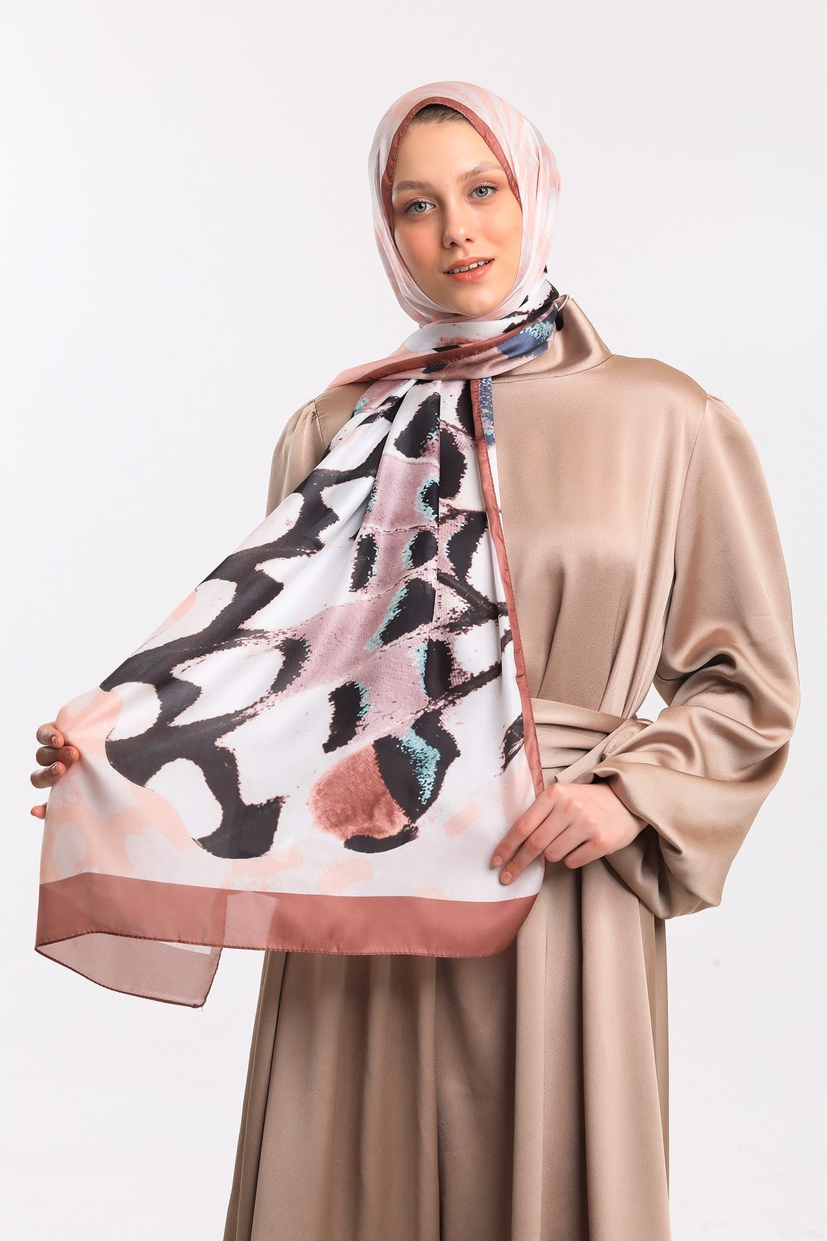 DORA SATEN SERİ ŞALKelebek Desen Dora Saten Seri Şal Askısı İle Birlikte 75x200 cm