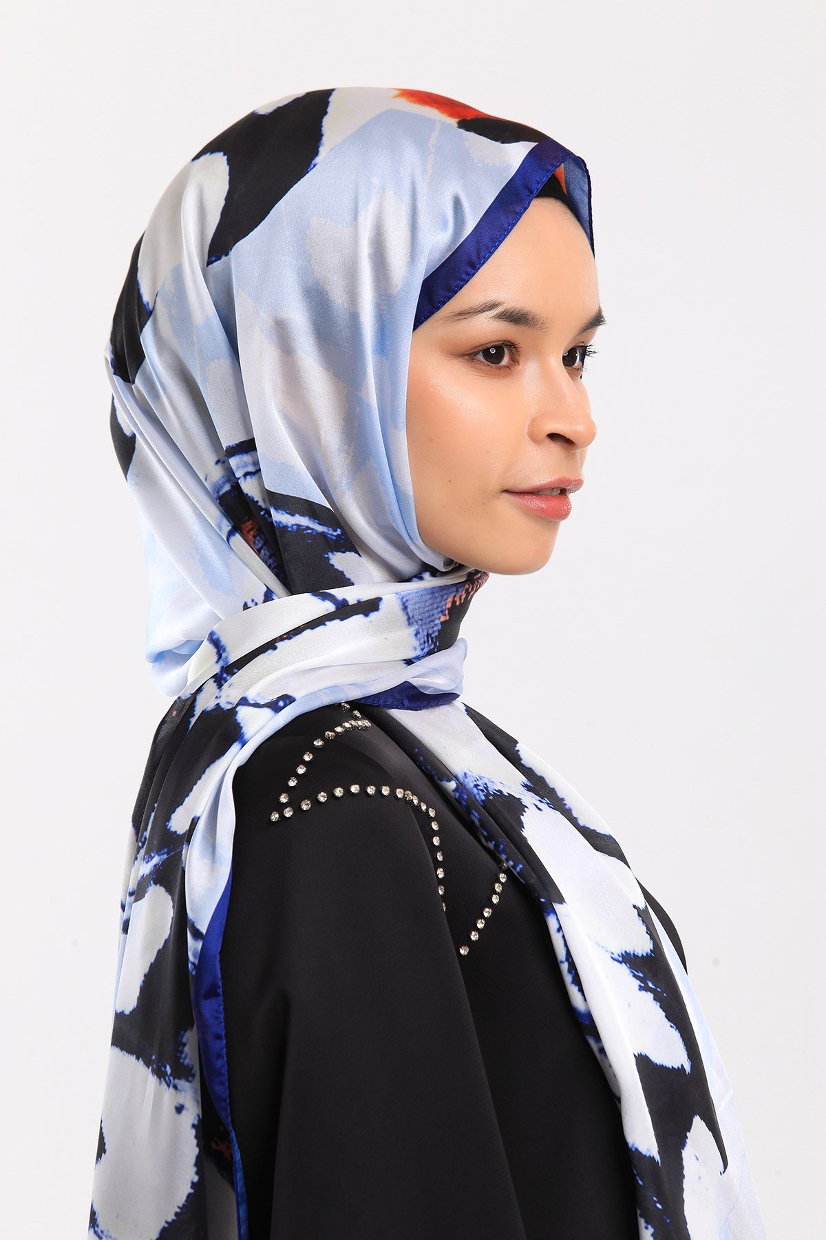 DORA SATEN SERİ ŞALKelebek Desen Dora Saten Seri Şal Askısı İle Birlikte 75x200 cm