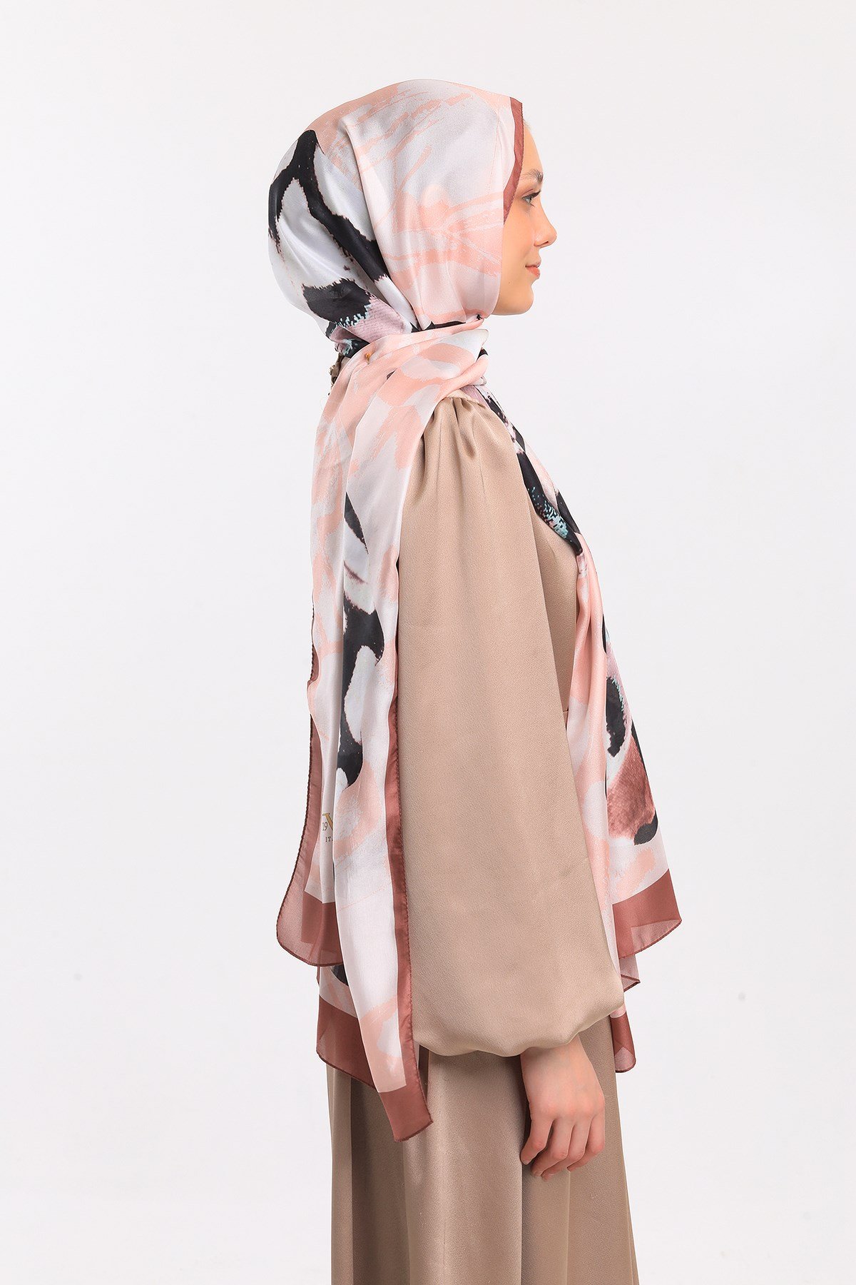 DORA SATEN SERİ ŞALKelebek Desen Dora Saten Seri Şal Askısı İle Birlikte 75x200 cm