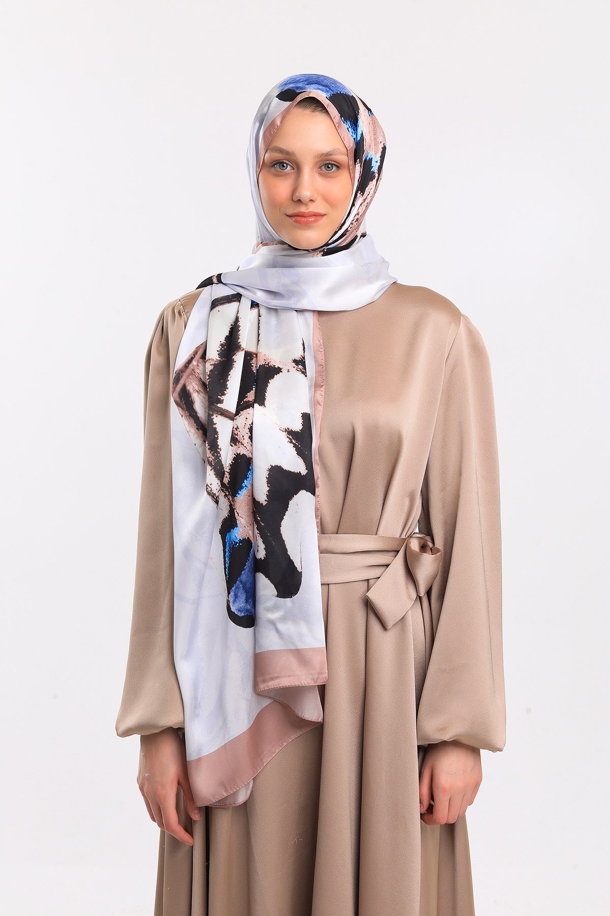 DORA SATEN SERİ ŞALKelebek Desen Dora Saten Seri Şal Askısı İle Birlikte 75x200 cm