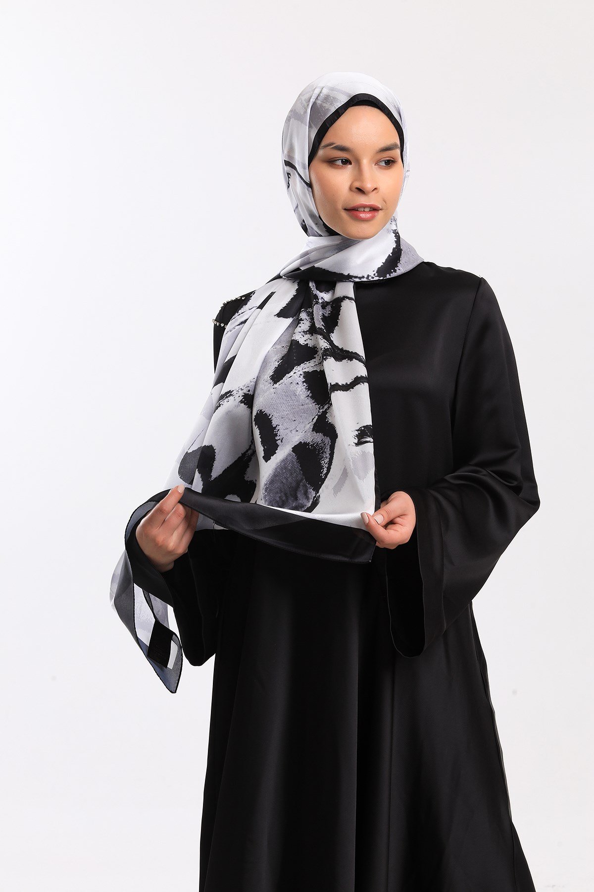 DORA SATEN SERİ ŞALKelebek Desen Dora Saten Seri Şal Askısı İle Birlikte 75x200 cm