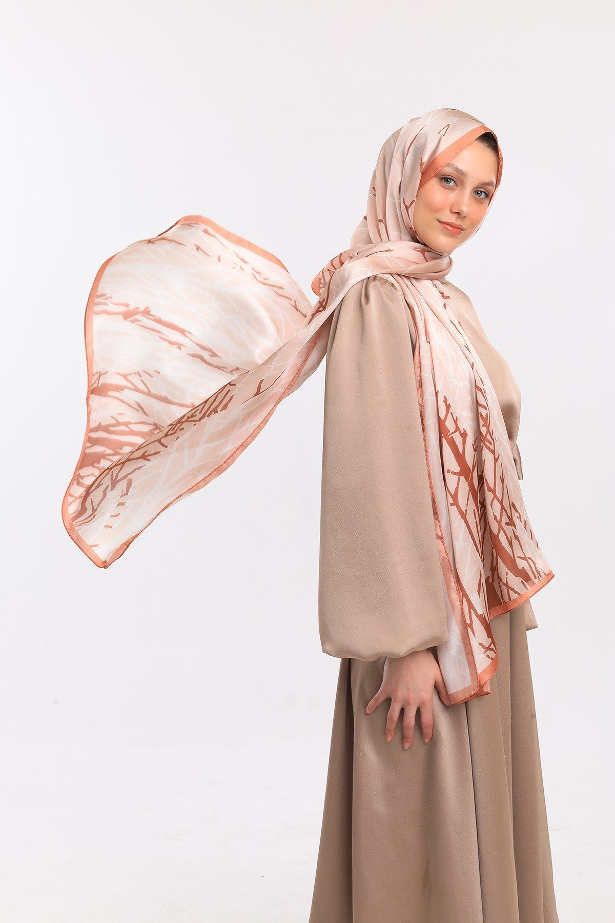 DORA SATEN SERİ ŞALGeometrik Desen Dora Saten Seri Şal Askısı İle Birlikte 75x200 cm