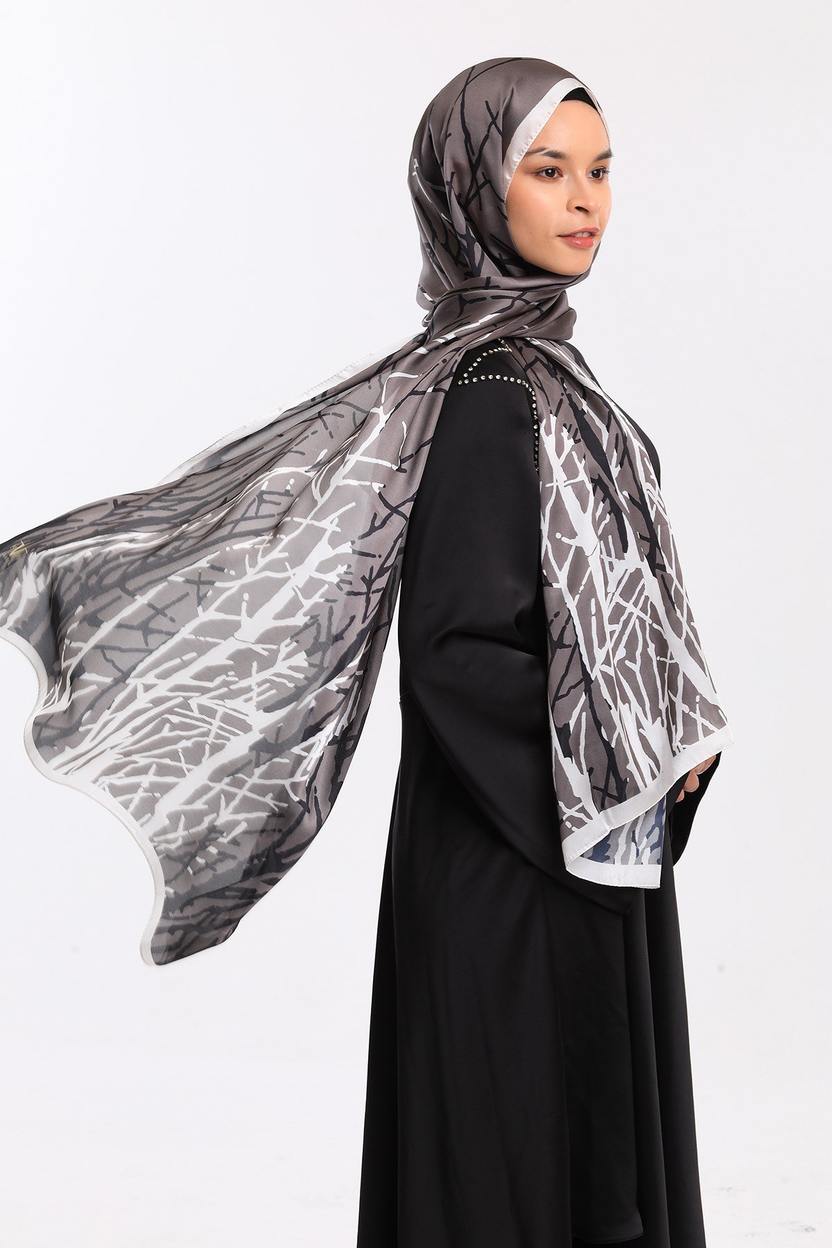 DORA SATEN SERİ ŞALGeometrik Desen Dora Saten Seri Şal Askısı İle Birlikte 75x200 cm