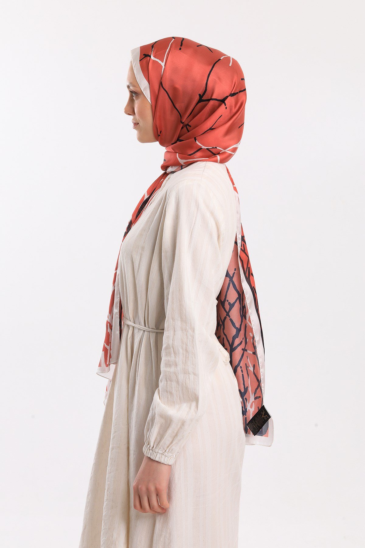 DORA SATEN SERİ ŞALGeometrik Desen Dora Saten Seri Şal Askısı İle Birlikte 75x200 cm