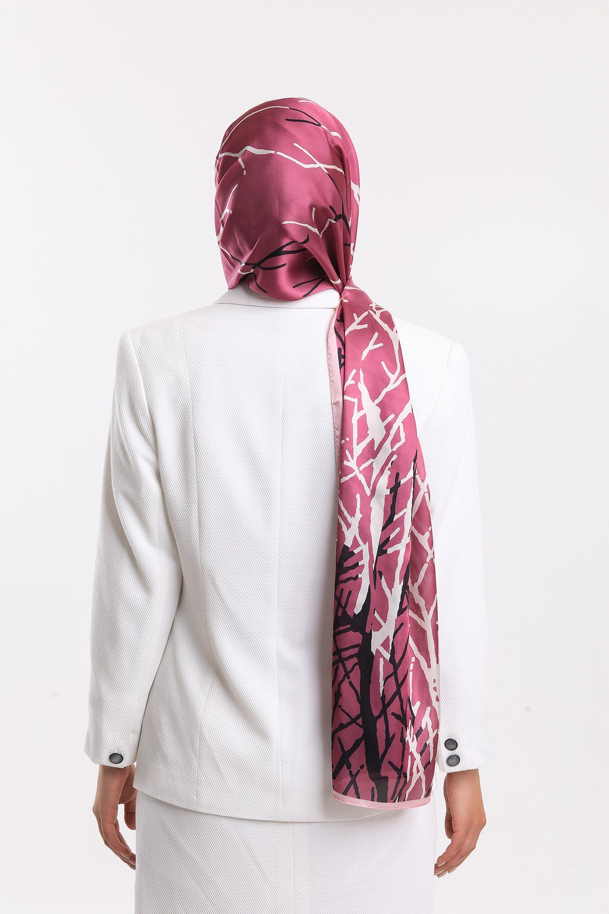 DORA SATEN SERİ ŞALGeometrik Desen Dora Saten Seri Şal Askısı İle Birlikte 75x200 cm