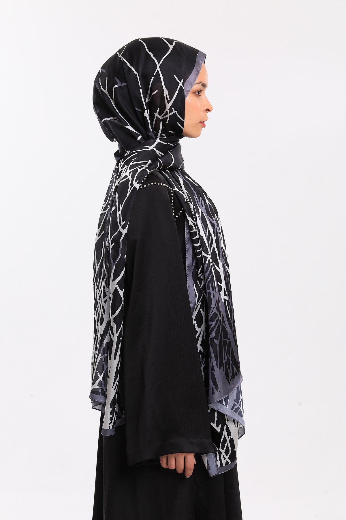 DORA SATEN SERİ ŞALGeometrik Desen Dora Saten Seri Şal Askısı İle Birlikte 75x200 cm