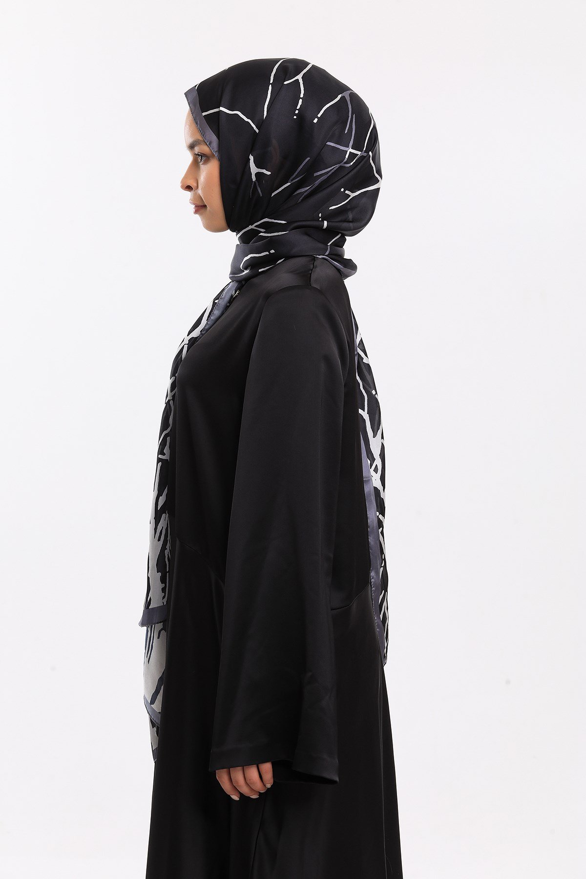 DORA SATEN SERİ ŞALGeometrik Desen Dora Saten Seri Şal Askısı İle Birlikte 75x200 cm
