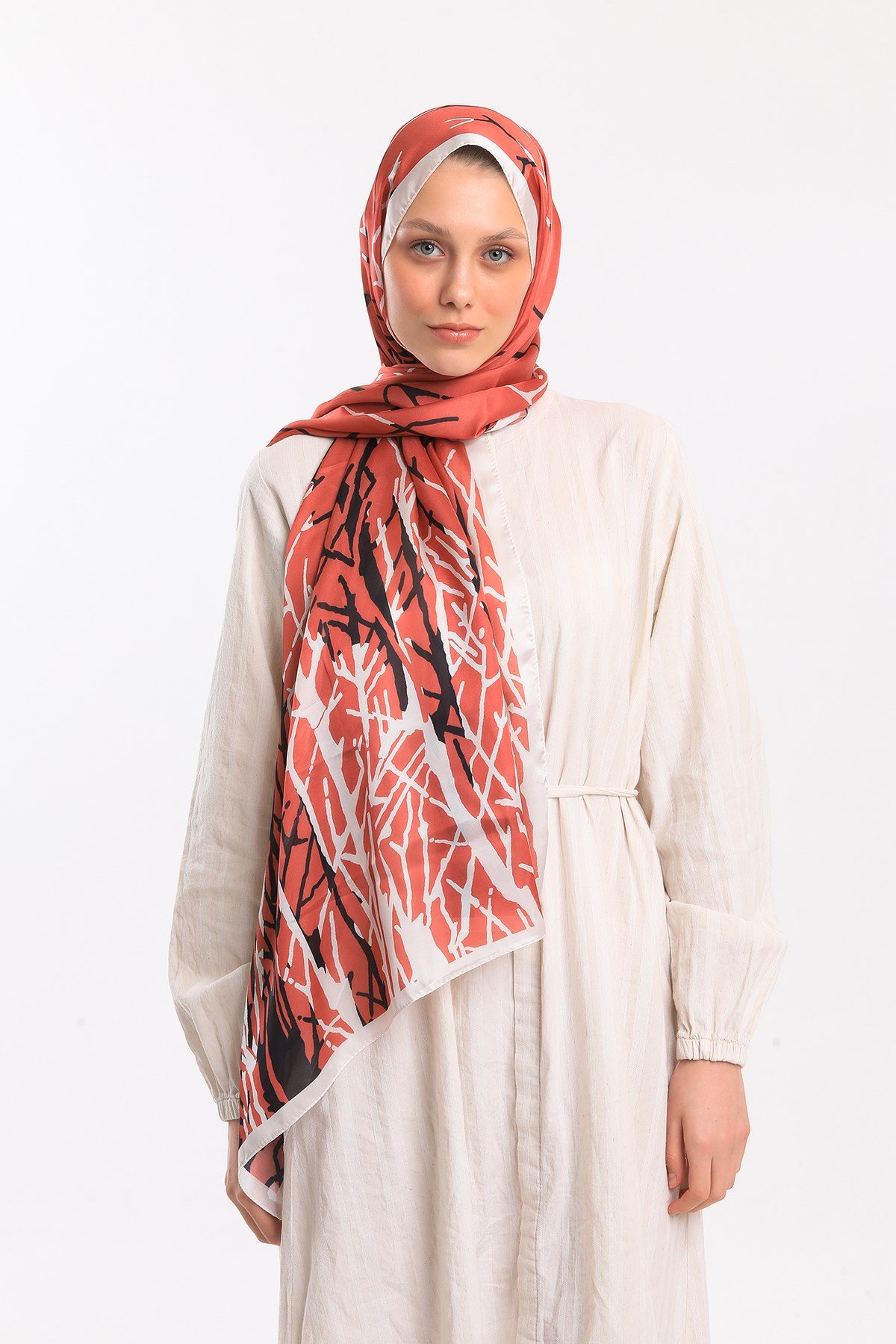 DORA SATEN SERİ ŞALGeometrik Desen Dora Saten Seri Şal Askısı İle Birlikte 75x200 cm