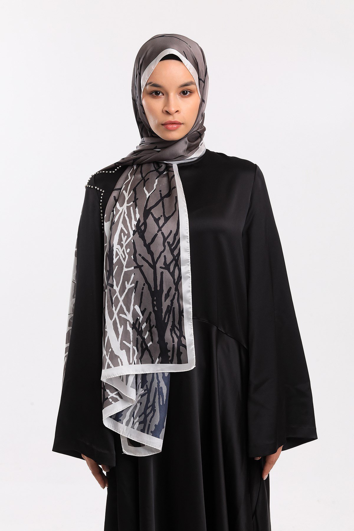 DORA SATEN SERİ ŞALGeometrik Desen Dora Saten Seri Şal Askısı İle Birlikte 75x200 cm