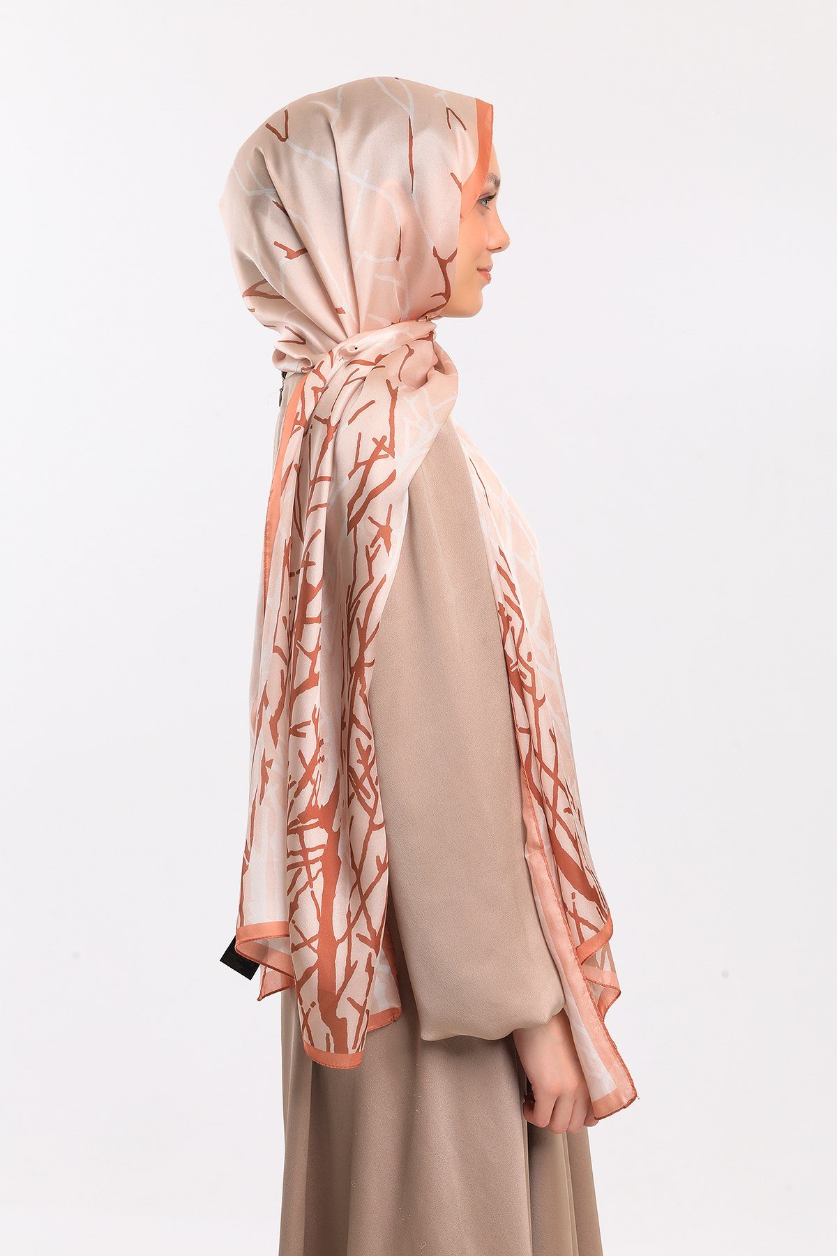 DORA SATEN SERİ ŞALGeometrik Desen Dora Saten Seri Şal Askısı İle Birlikte 75x200 cm