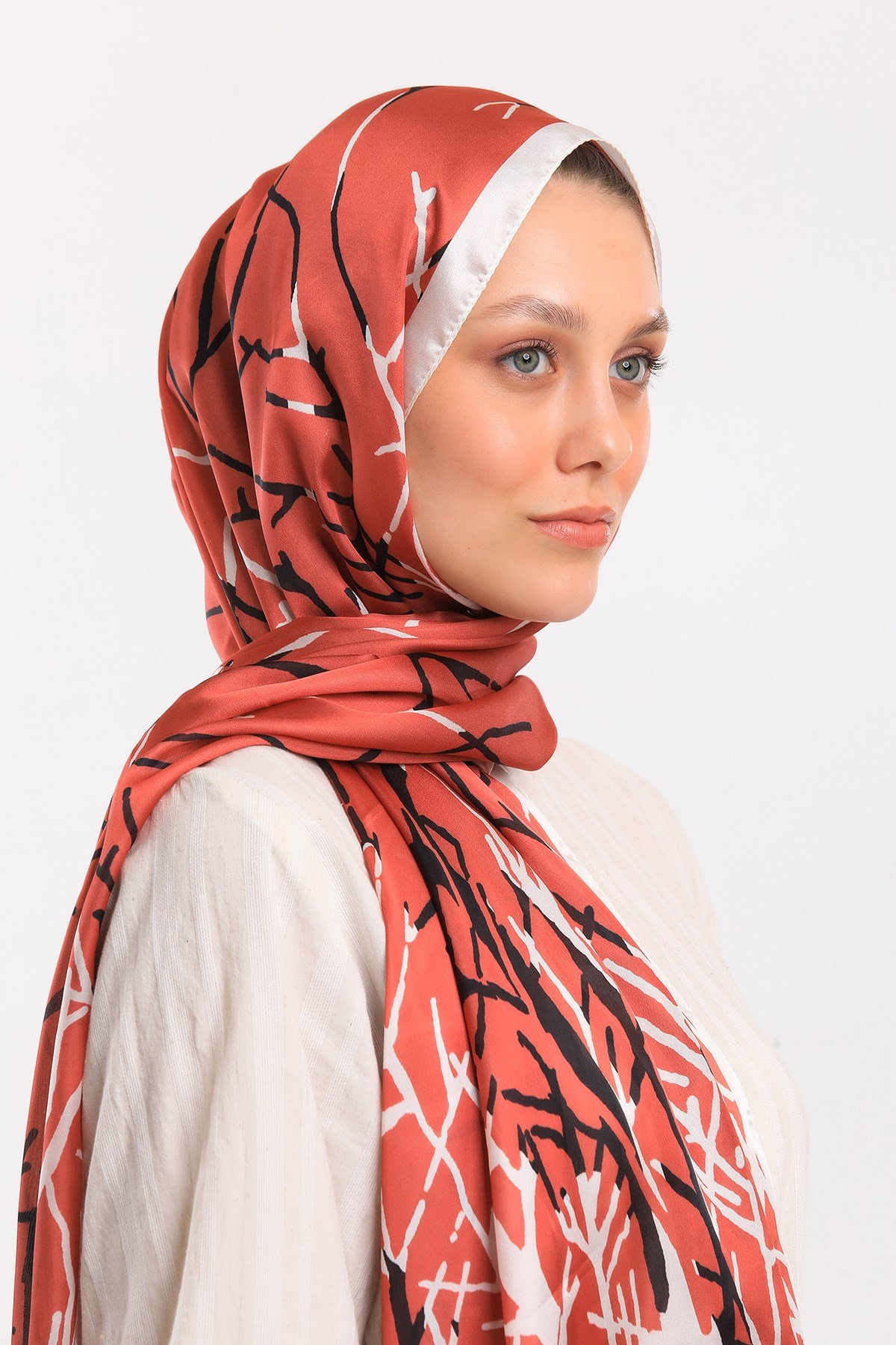 DORA SATEN SERİ ŞALGeometrik Desen Dora Saten Seri Şal Askısı İle Birlikte 75x200 cm