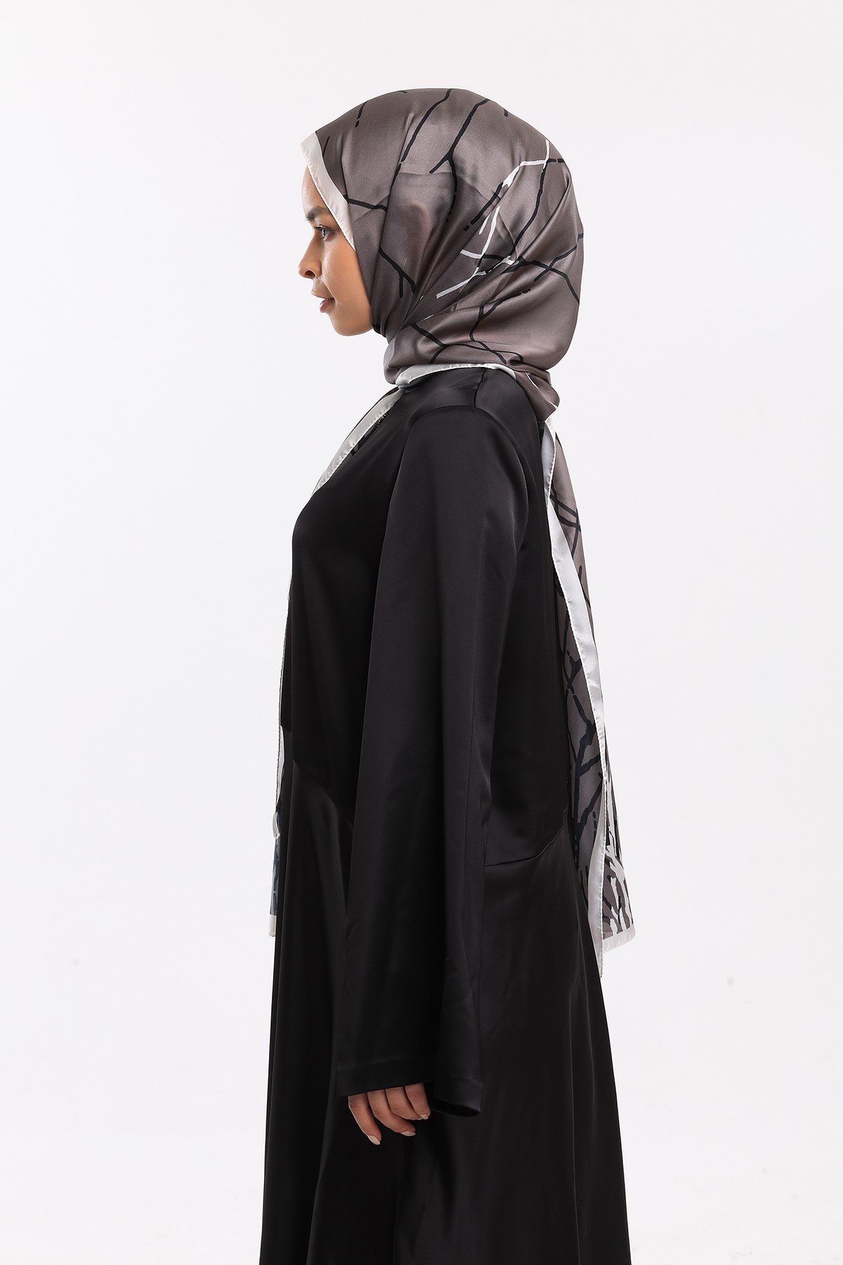 DORA SATEN SERİ ŞALGeometrik Desen Dora Saten Seri Şal Askısı İle Birlikte 75x200 cm