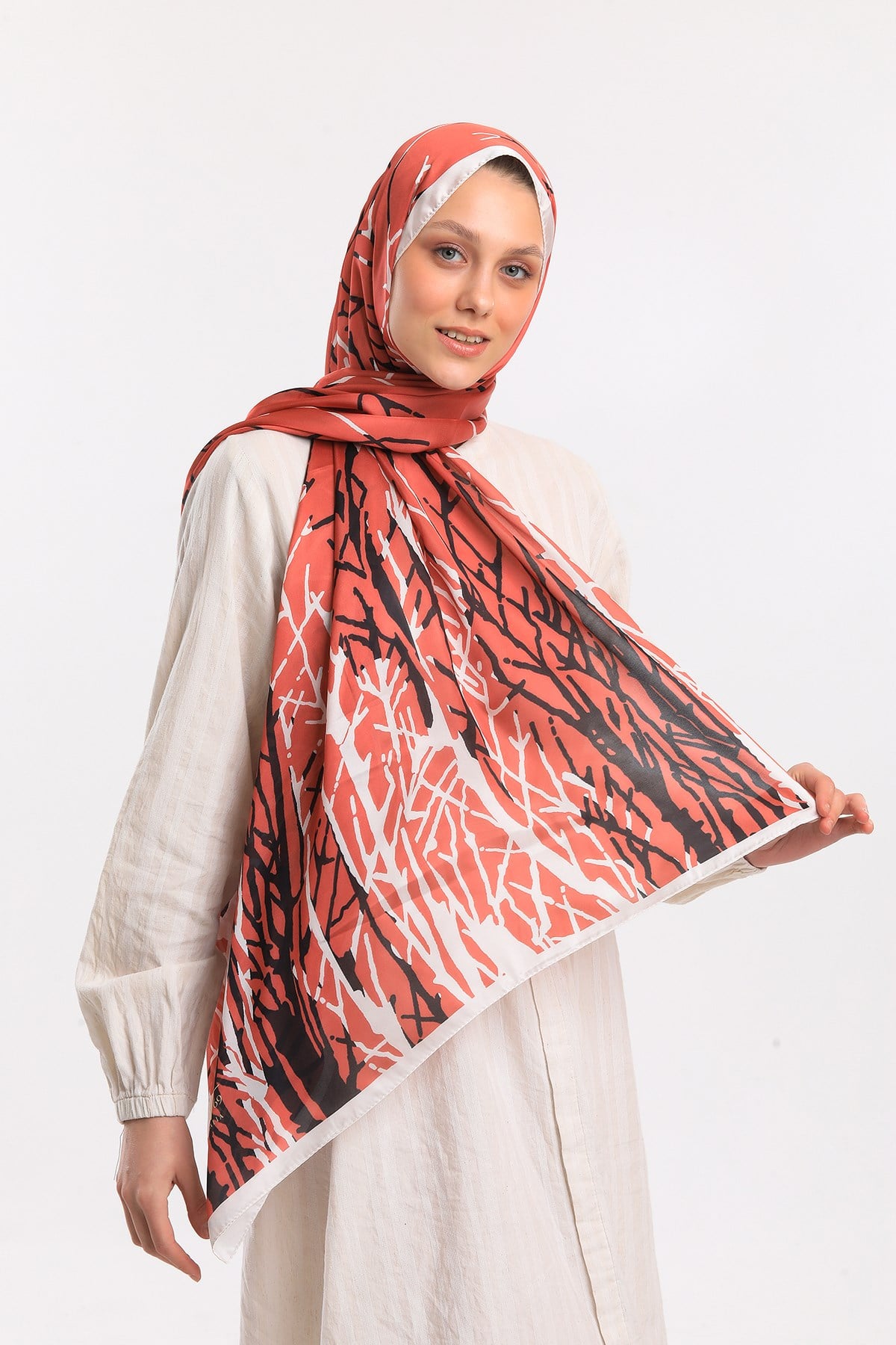 DORA SATEN SERİ ŞALGeometrik Desen Dora Saten Seri Şal Askısı İle Birlikte 75x200 cm