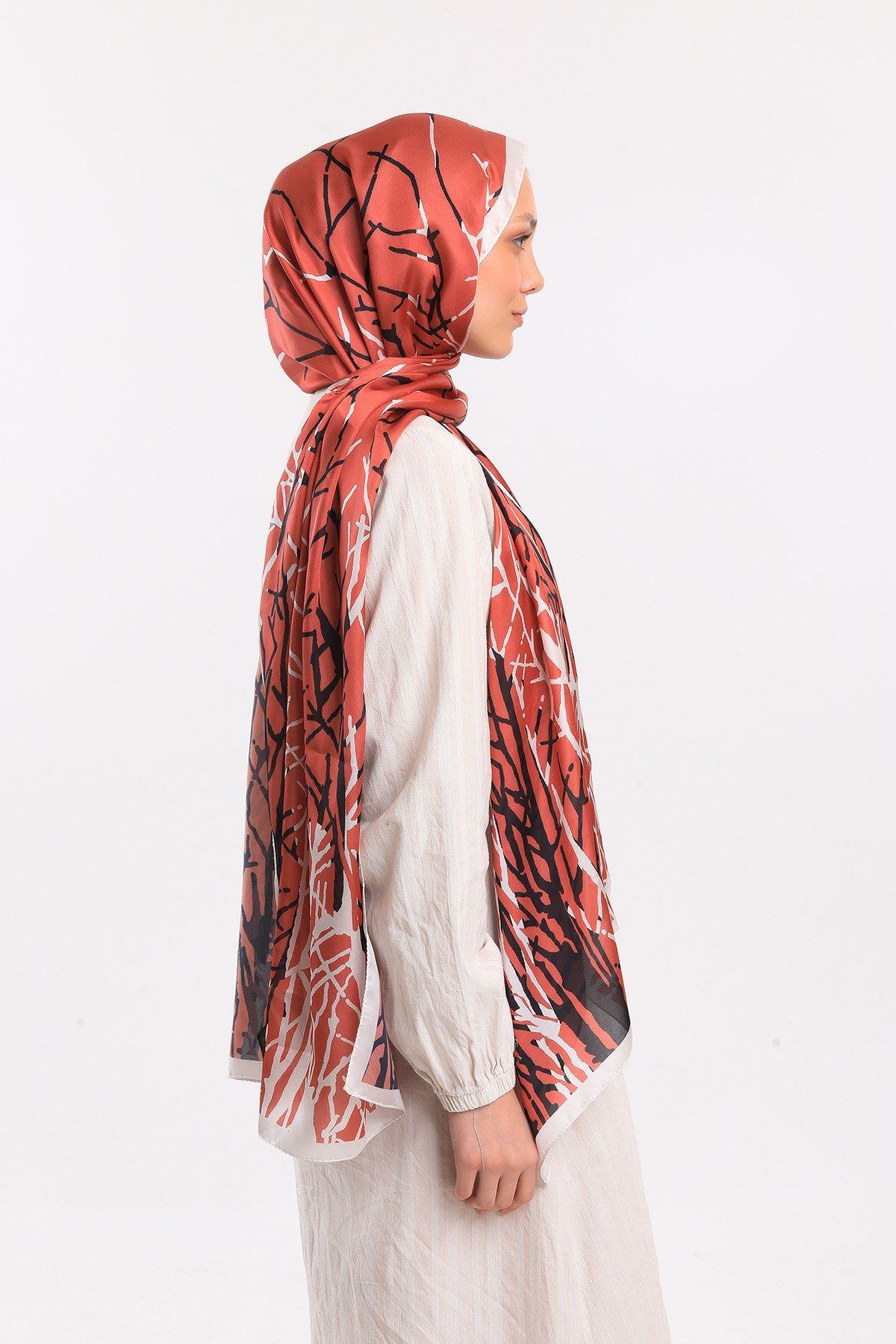DORA SATEN SERİ ŞALGeometrik Desen Dora Saten Seri Şal Askısı İle Birlikte 75x200 cm