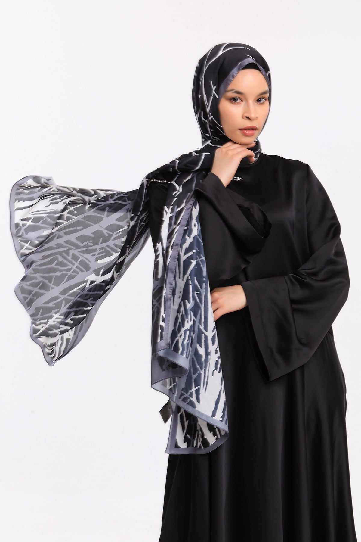 DORA SATEN SERİ ŞALGeometrik Desen Dora Saten Seri Şal Askısı İle Birlikte 75x200 cm