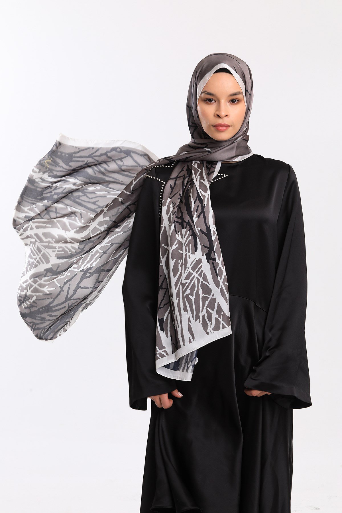 DORA SATEN SERİ ŞALGeometrik Desen Dora Saten Seri Şal Askısı İle Birlikte 75x200 cm
