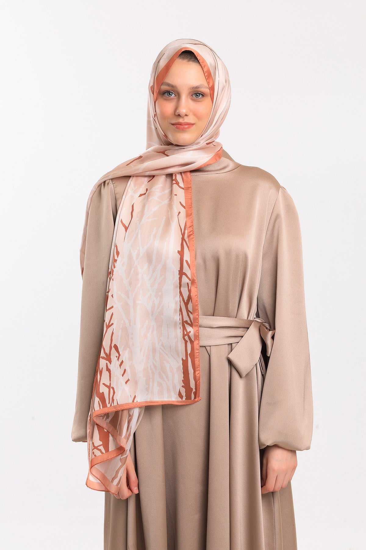 DORA SATEN SERİ ŞALGeometrik Desen Dora Saten Seri Şal Askısı İle Birlikte 75x200 cm