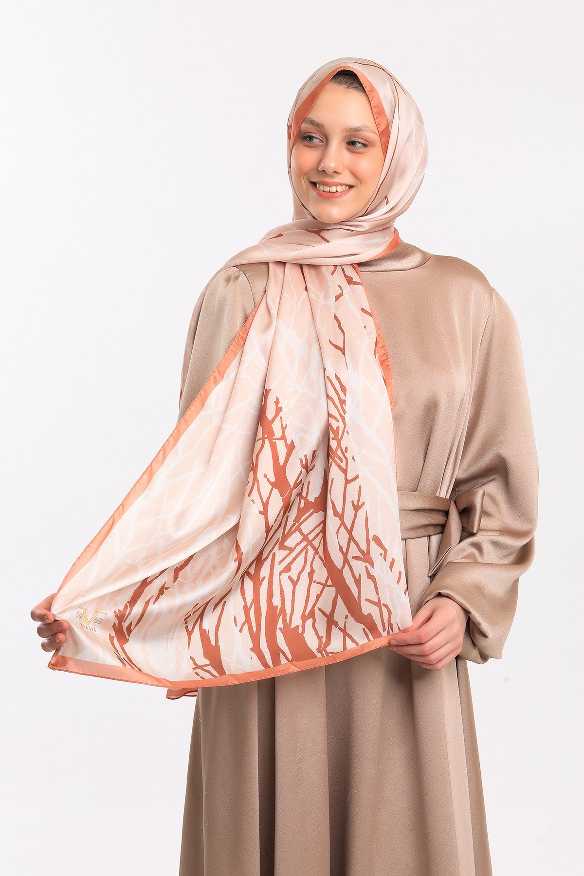 DORA SATEN SERİ ŞALGeometrik Desen Dora Saten Seri Şal Askısı İle Birlikte 75x200 cm