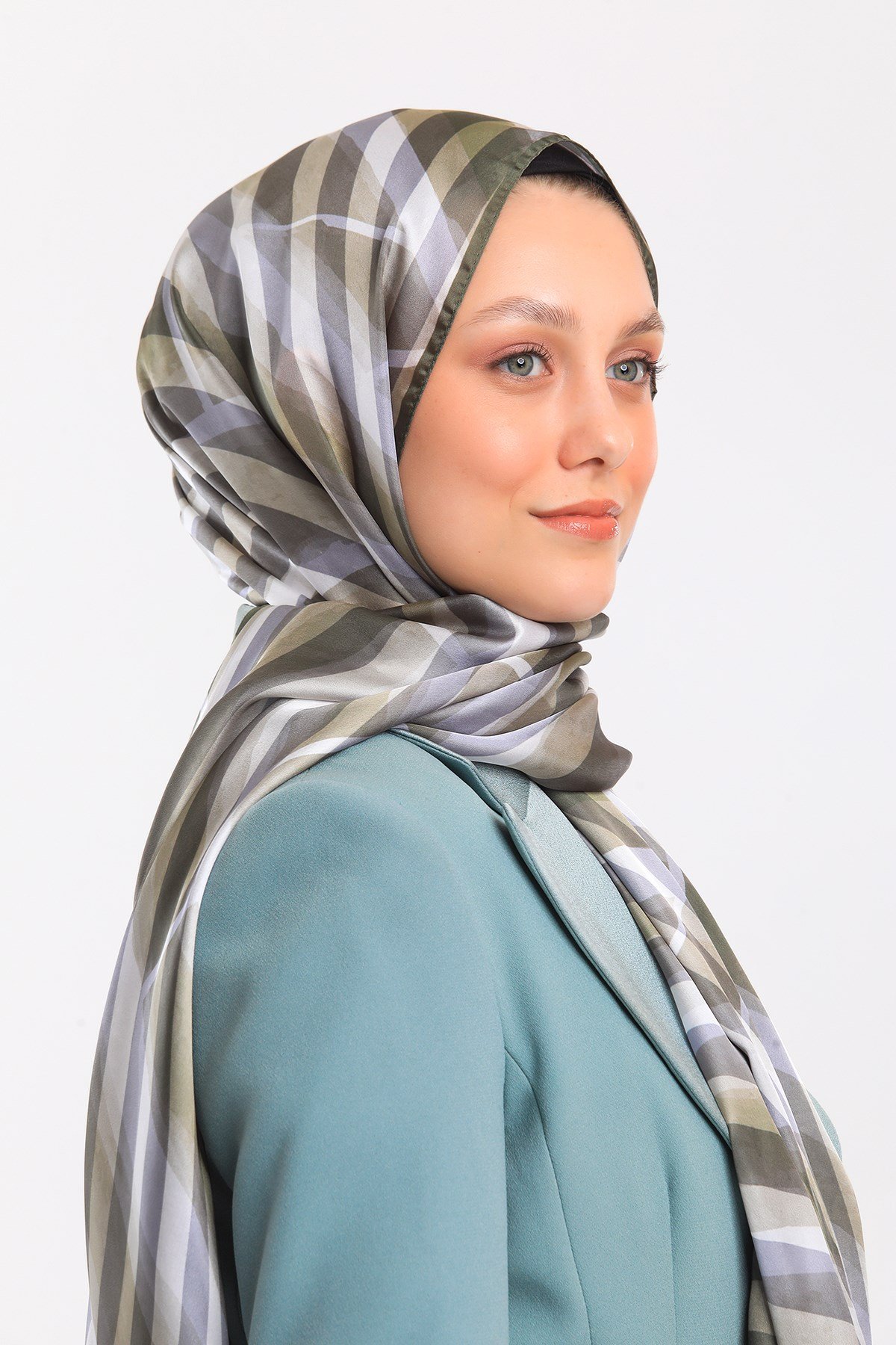 DORA SATEN SERİ ŞALGeometrik Desen Dora Saten Seri Şal Askısı İle Birlikte 75x200
