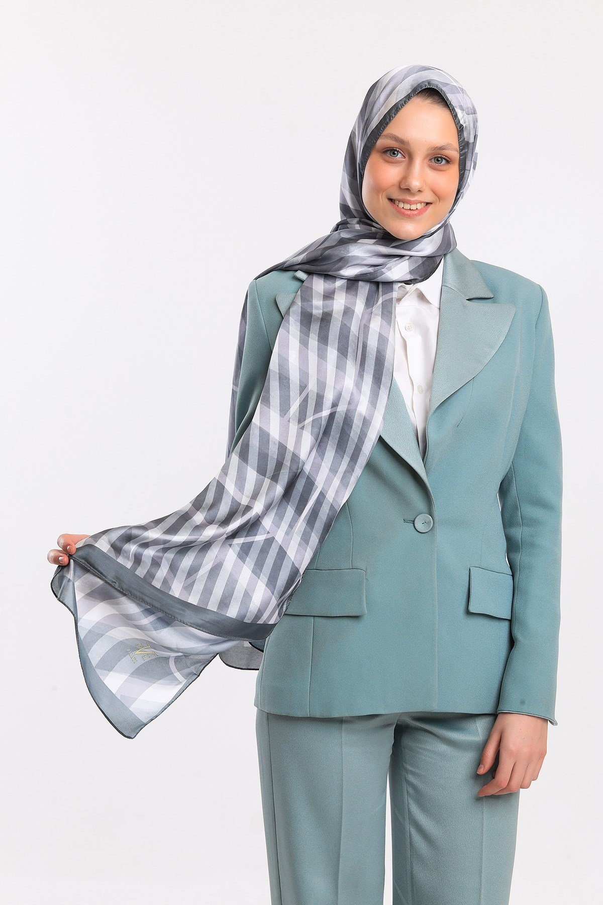DORA SATEN SERİ ŞALGeometrik Desen Dora Saten Seri Şal Askısı İle Birlikte 75x200
