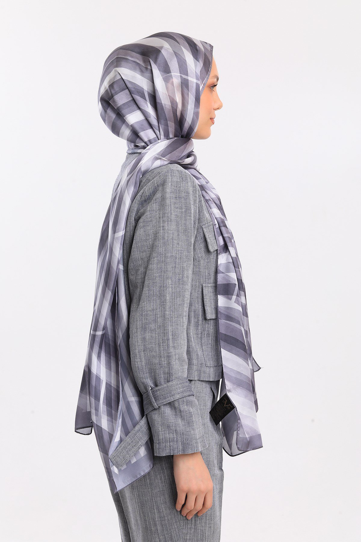 DORA SATEN SERİ ŞALGeometrik Desen Dora Saten Seri Şal Askısı İle Birlikte 75x200