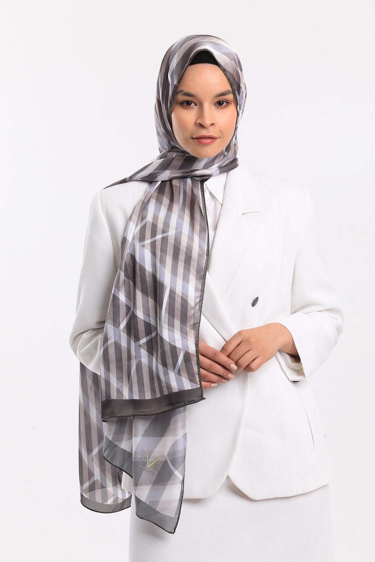 DORA SATEN SERİ ŞALGeometrik Desen Dora Saten Seri Şal Askısı İle Birlikte 75x200