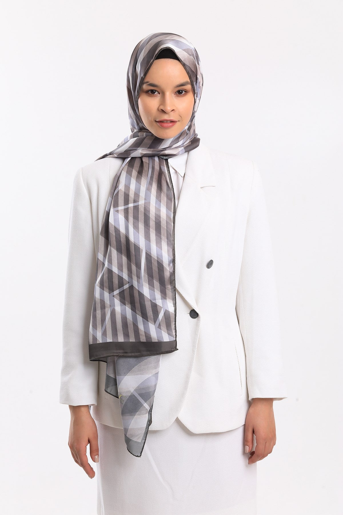 DORA SATEN SERİ ŞALGeometrik Desen Dora Saten Seri Şal Askısı İle Birlikte 75x200
