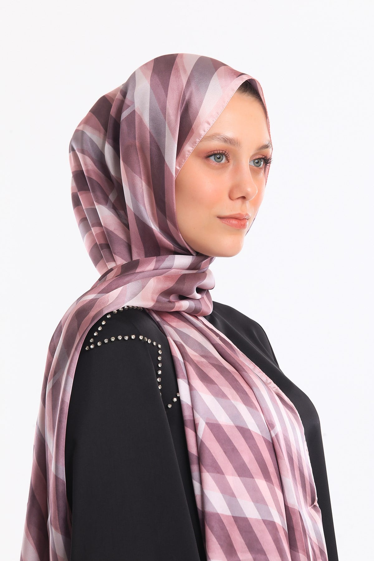 DORA SATEN SERİ ŞALGeometrik Desen Dora Saten Seri Şal Askısı İle Birlikte 75x200