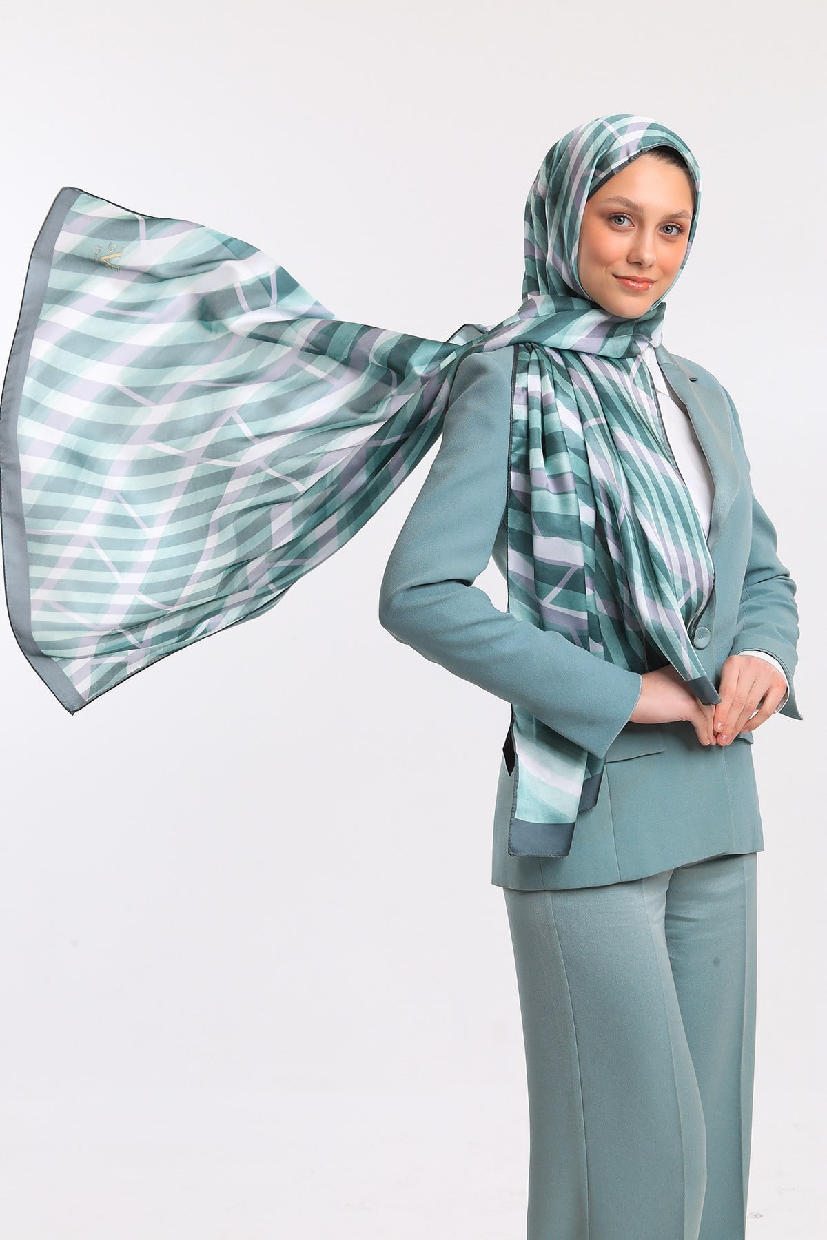 DORA SATEN SERİ ŞALGeometrik Desen Dora Saten Seri Şal Askısı İle Birlikte 75x200