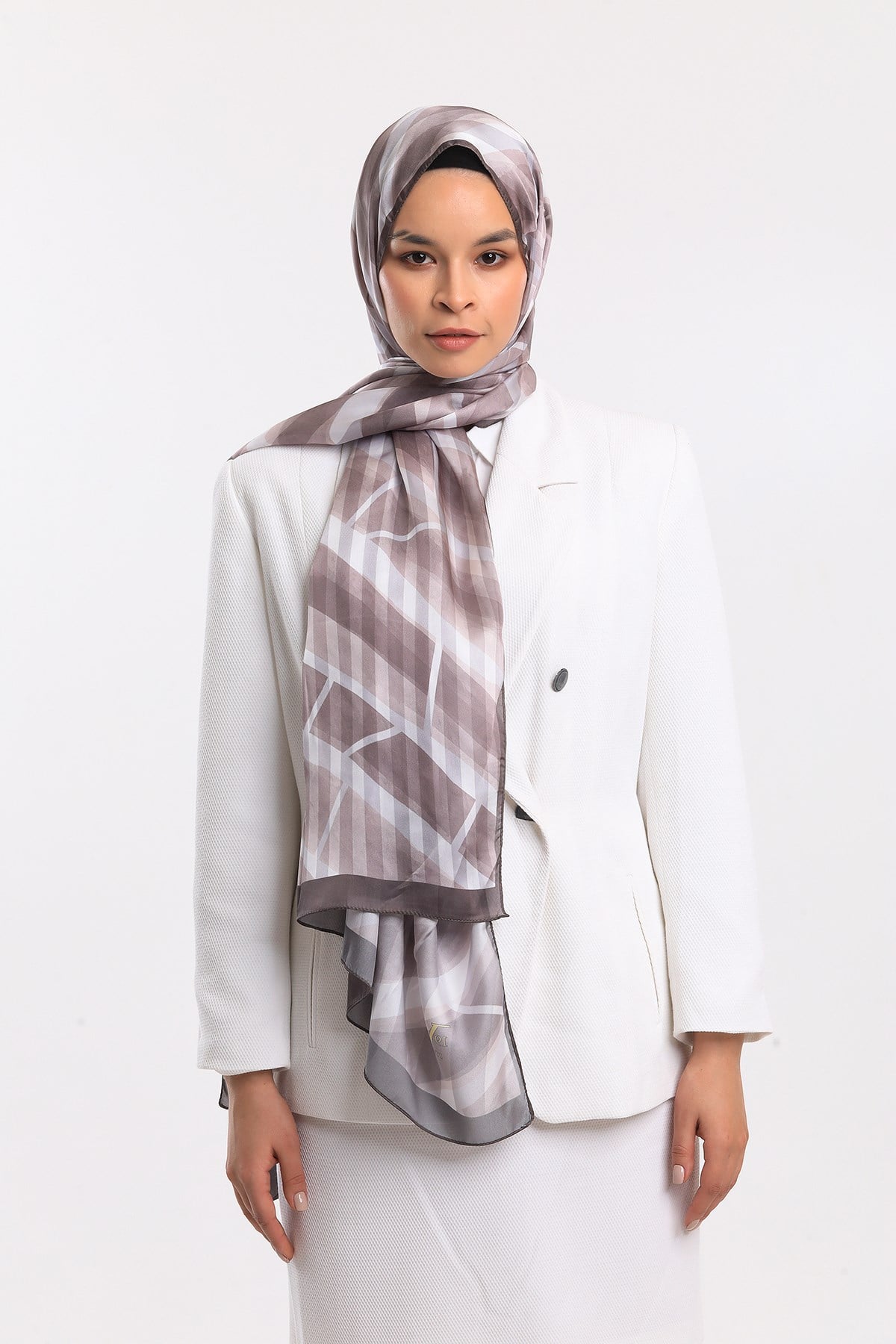 DORA SATEN SERİ ŞALGeometrik Desen Dora Saten Seri Şal Askısı İle Birlikte 75x200